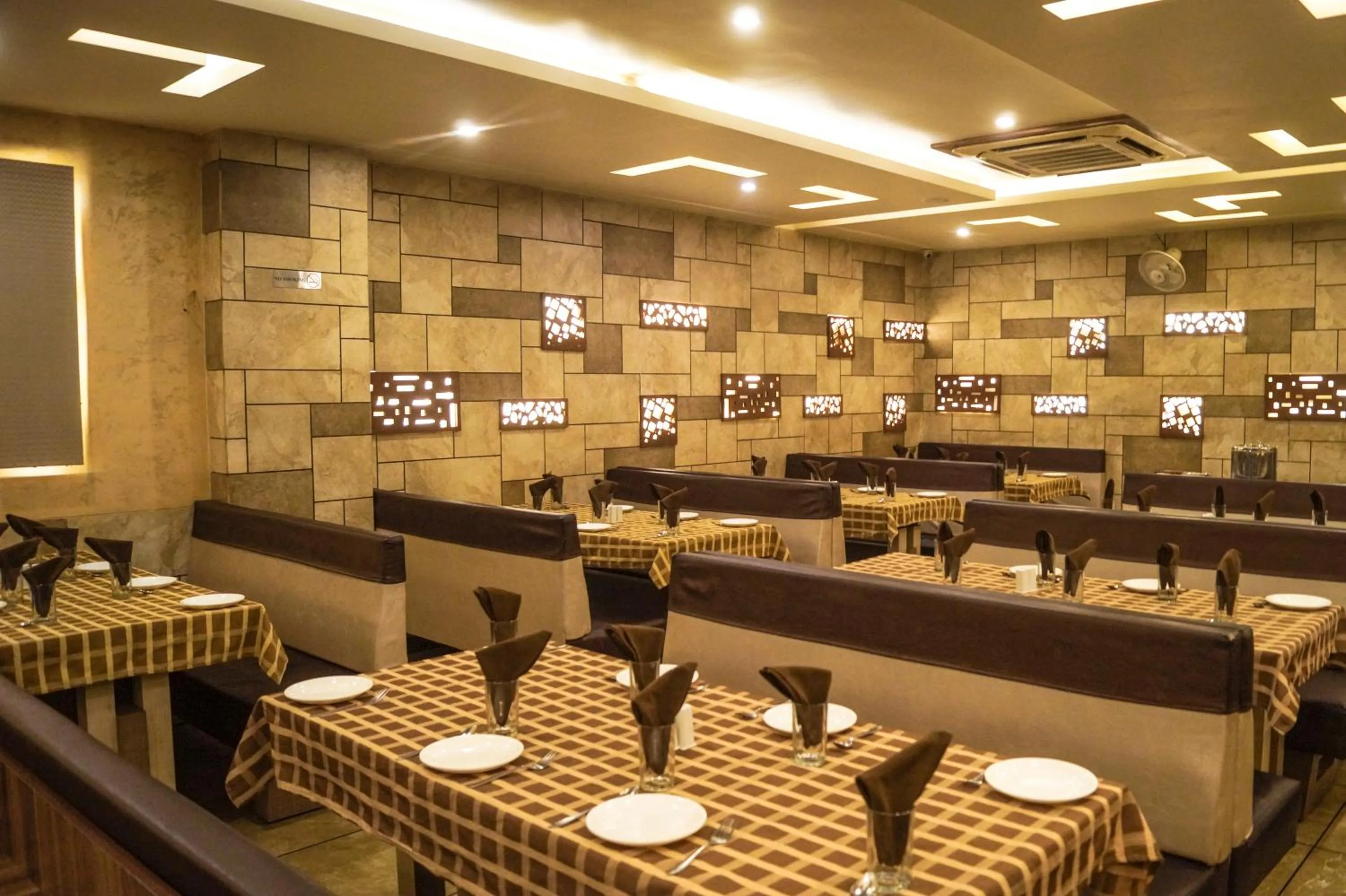 Restaurant/places to eat in Hotel Darshan SP Ring Road