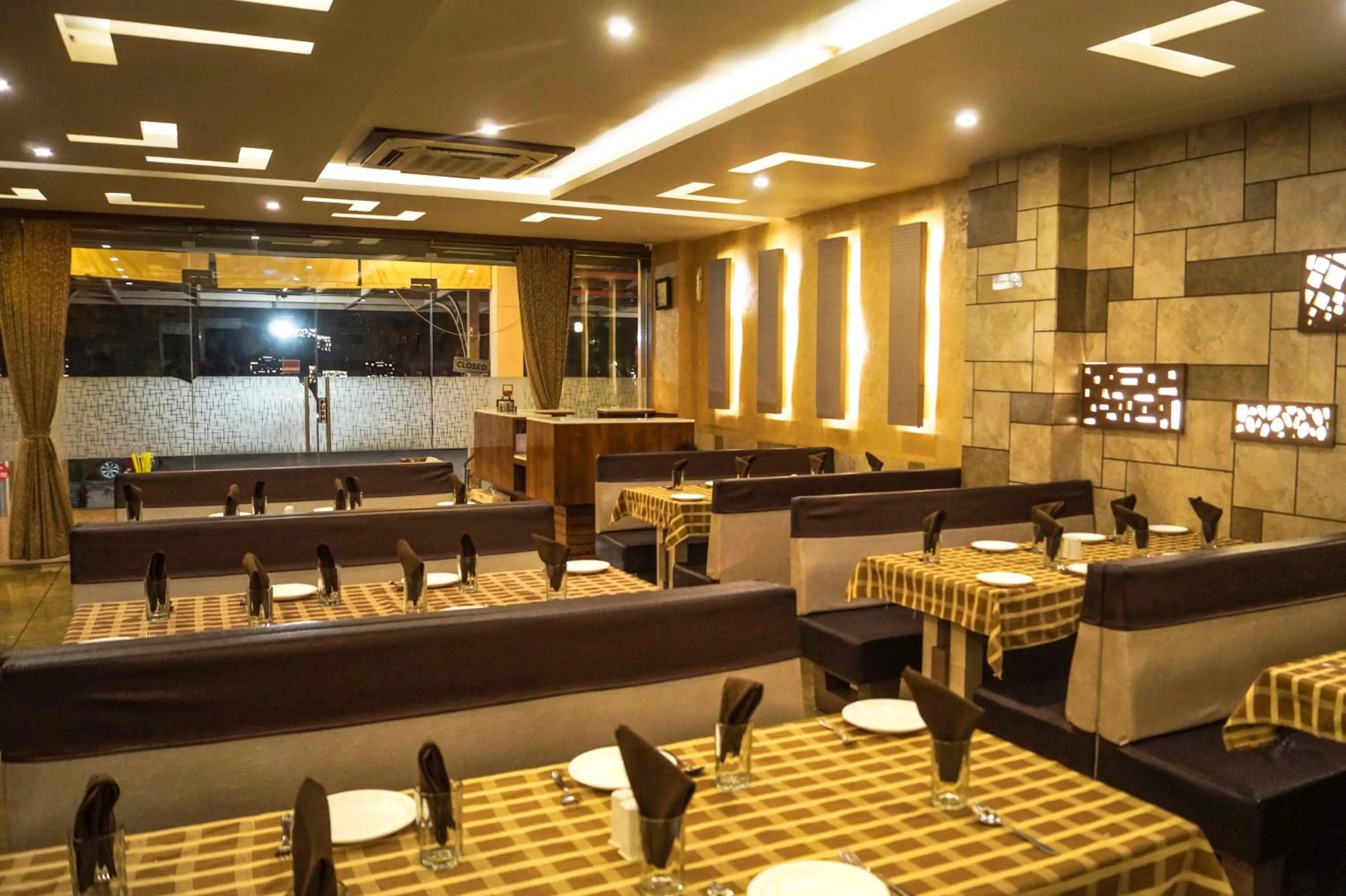 Restaurant/places to eat in Hotel Darshan SP Ring Road