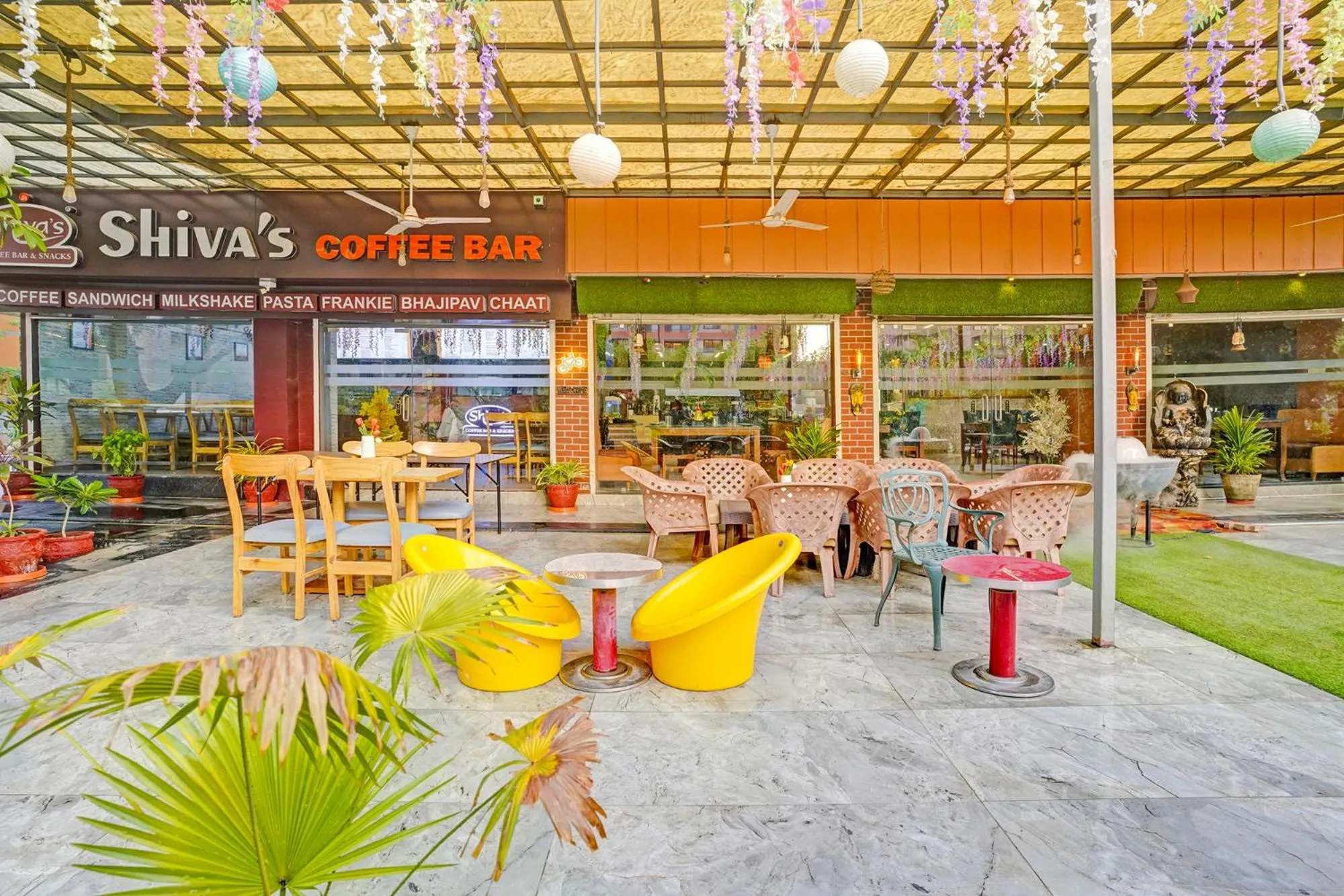 Lounge or bar in FabHotel Siddharth Inn - Nr Siddharth Bunglows