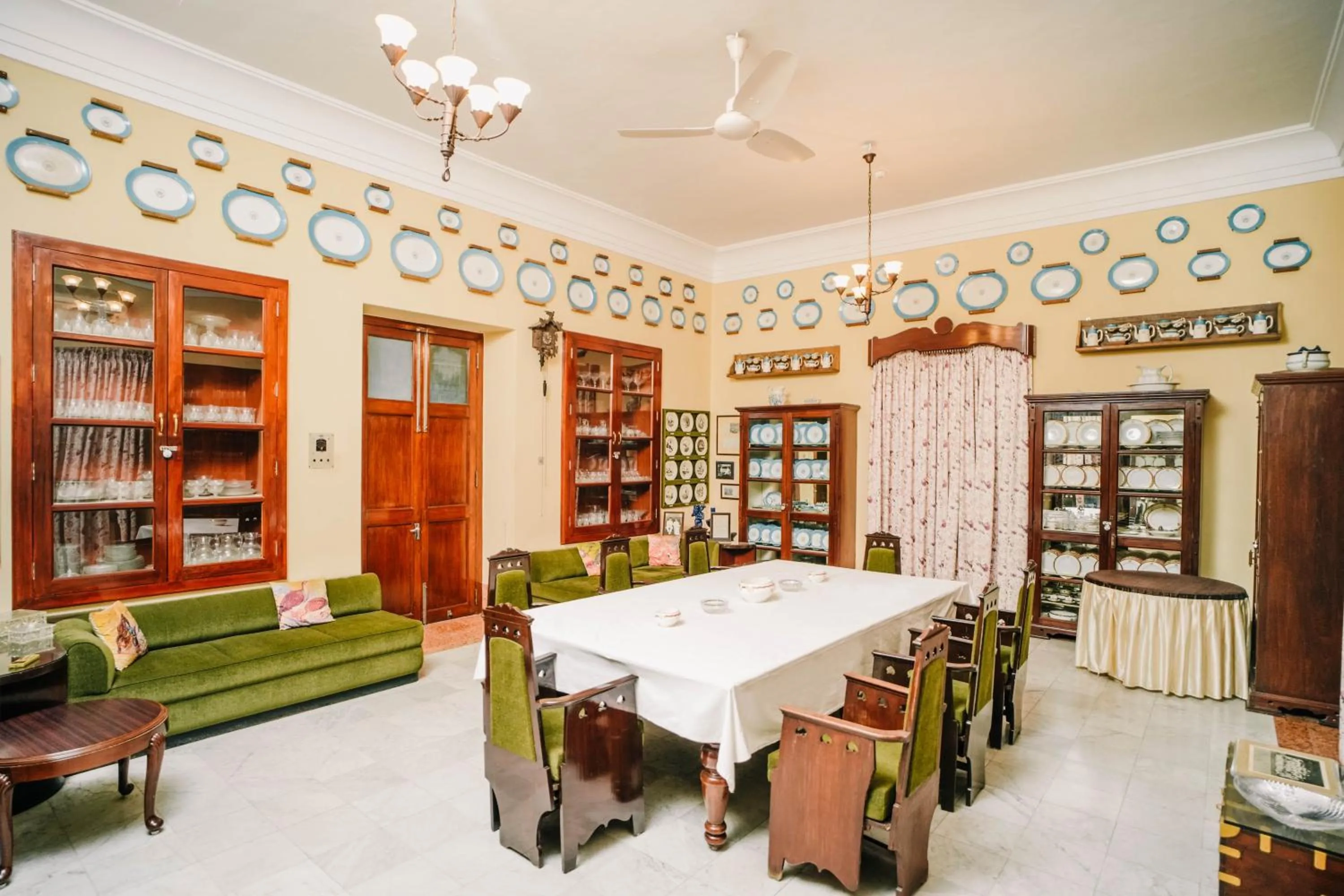 Restaurant/places to eat in Nilambag Palace Hotel