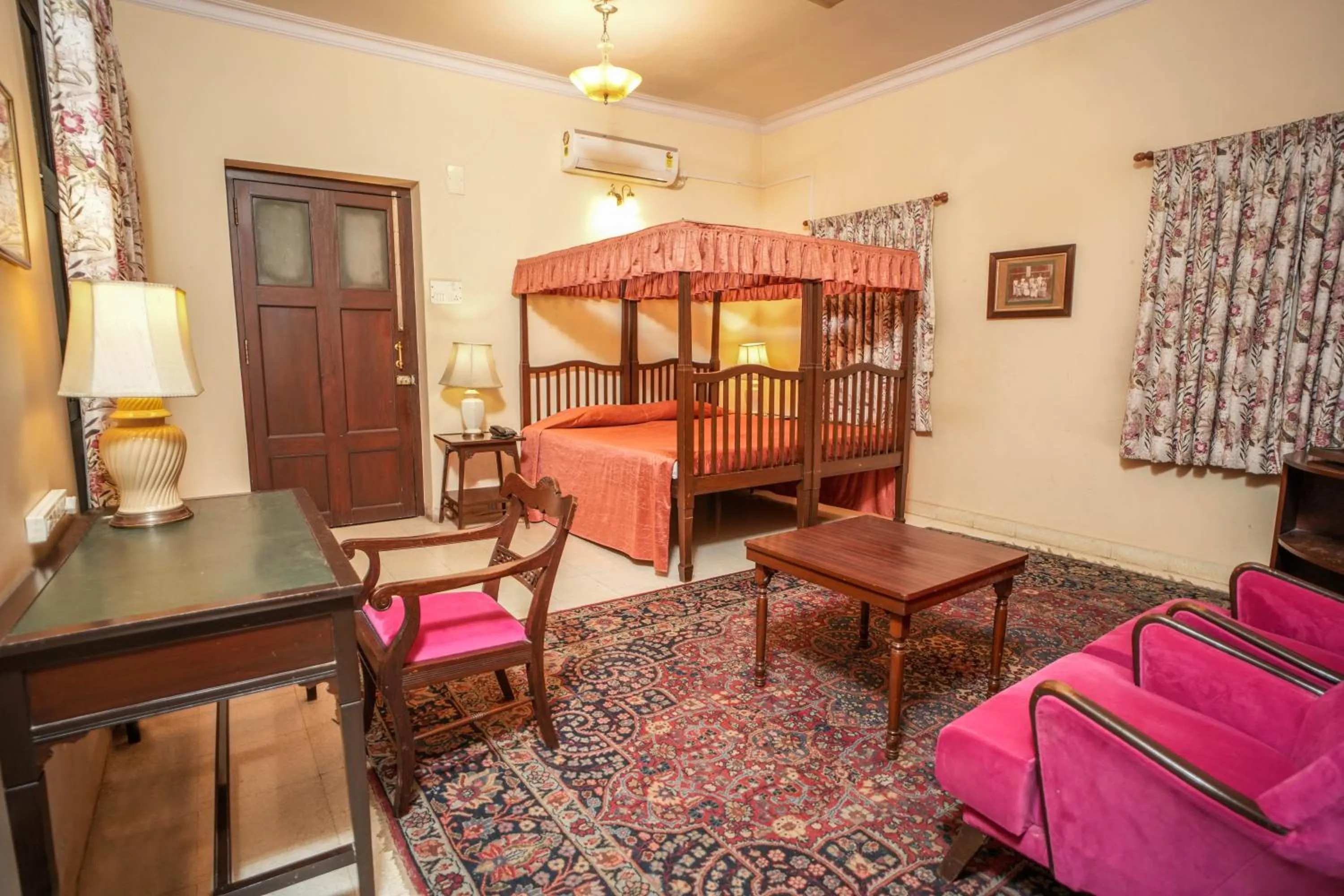 Bed in Nilambag Palace Hotel