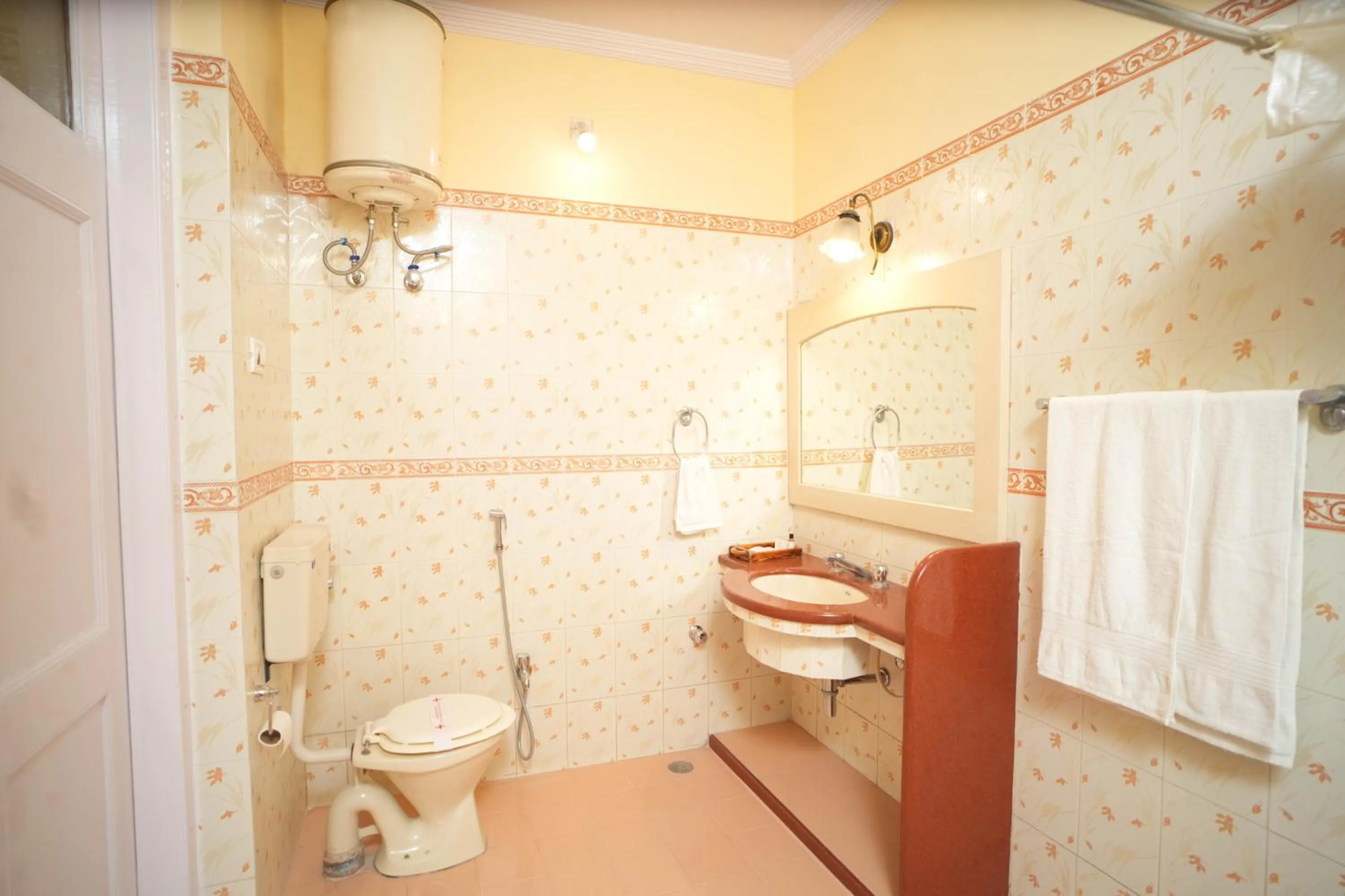 Shower in Nilambag Palace Hotel