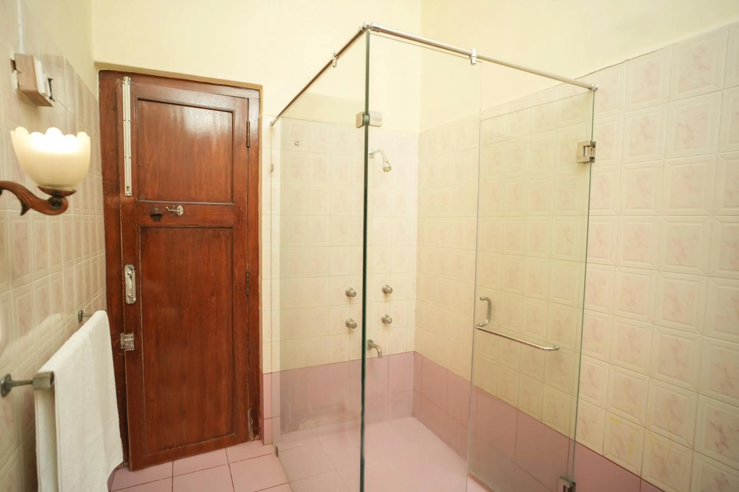 Shower in Nilambag Palace Hotel