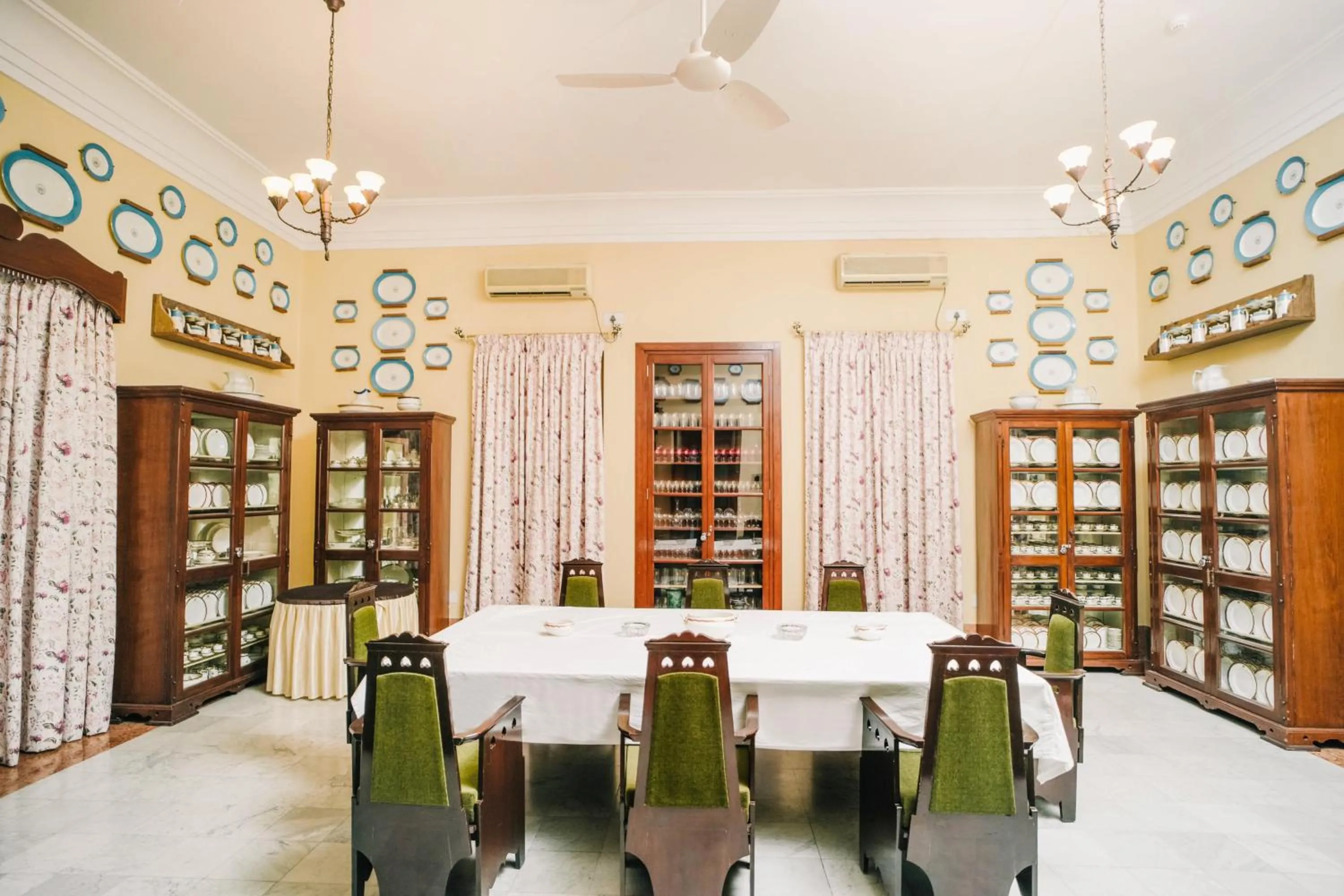 Restaurant/places to eat in Nilambag Palace Hotel