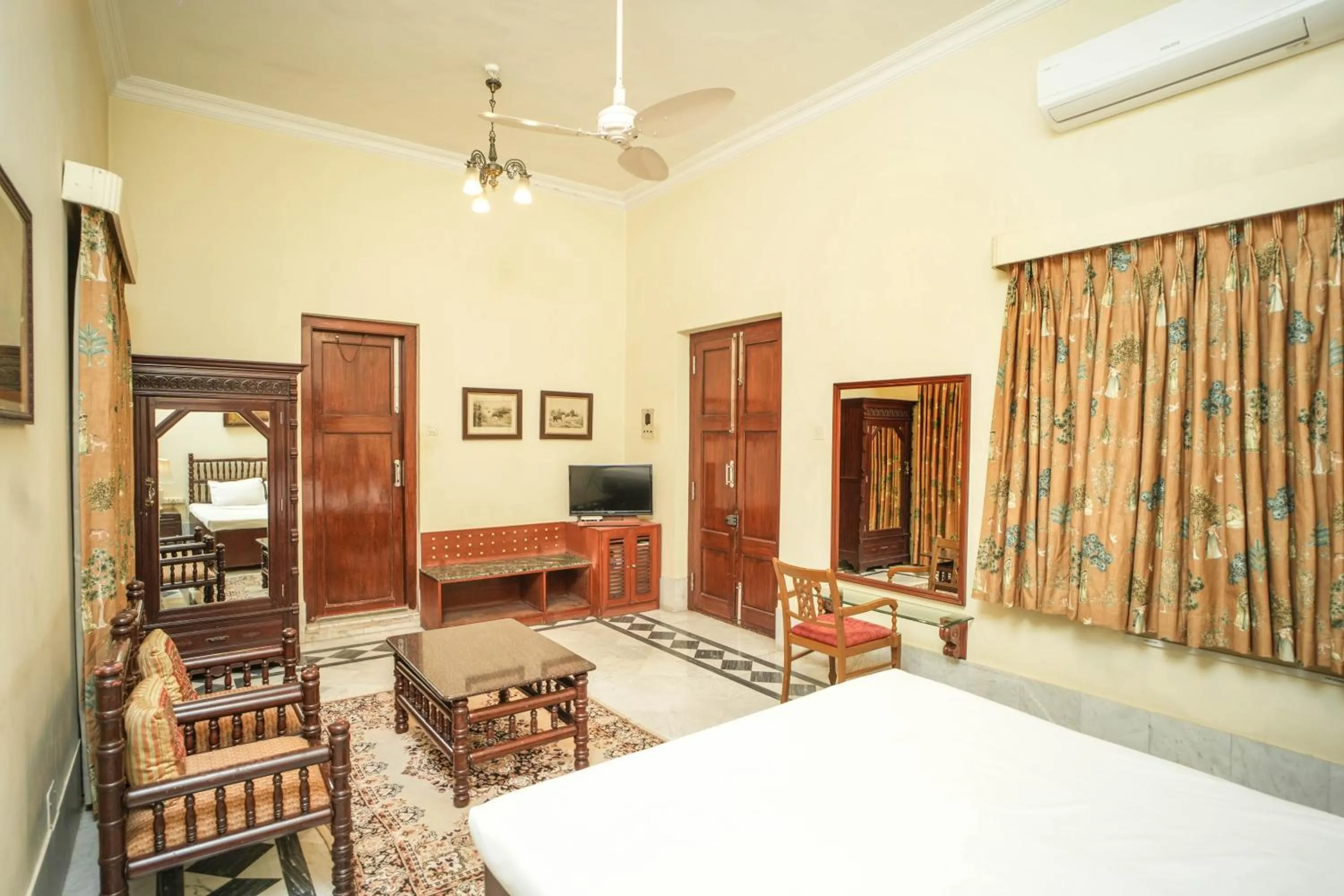 Bed in Nilambag Palace Hotel