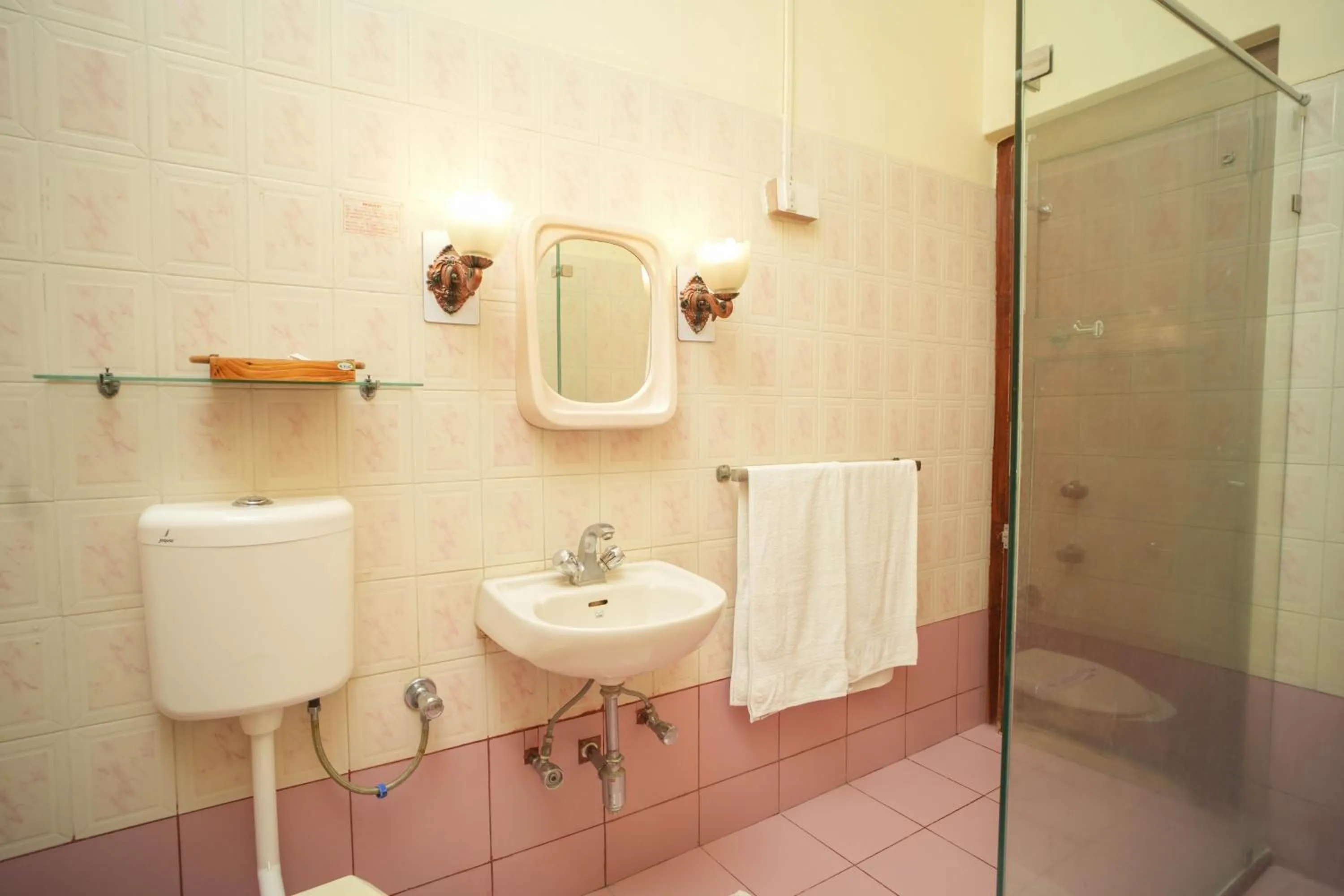 Shower in Nilambag Palace Hotel