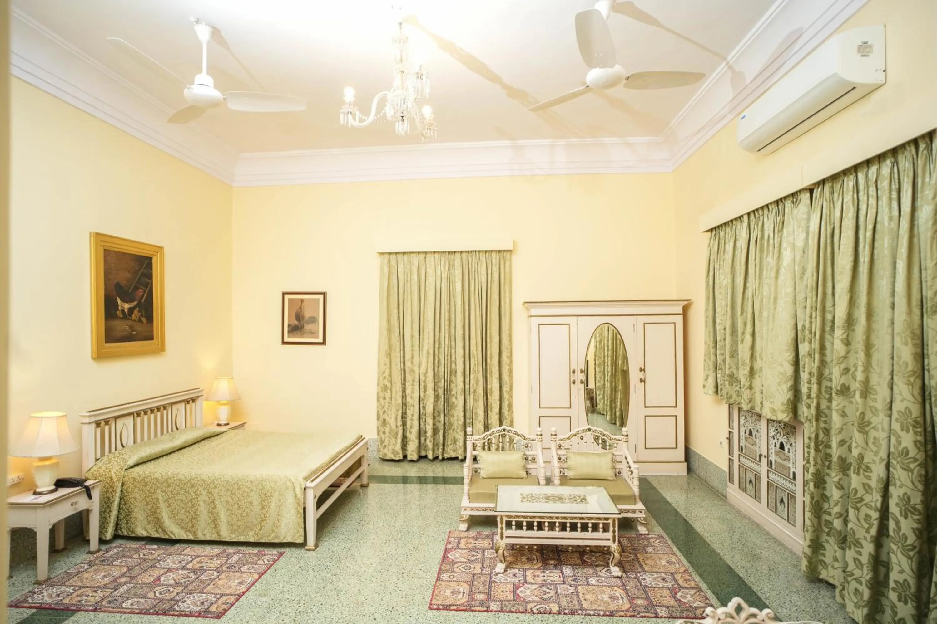 Bed in Nilambag Palace Hotel