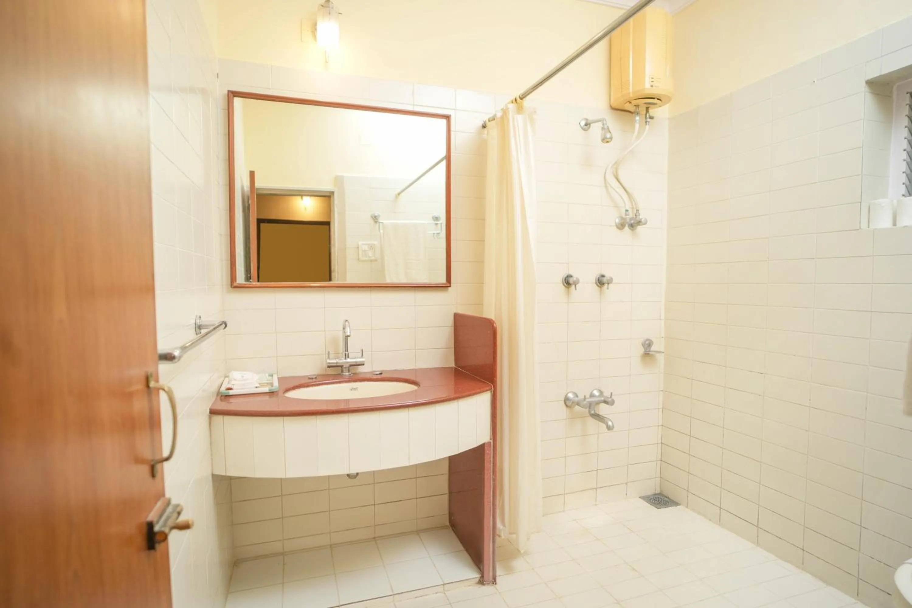 Shower in Nilambag Palace Hotel