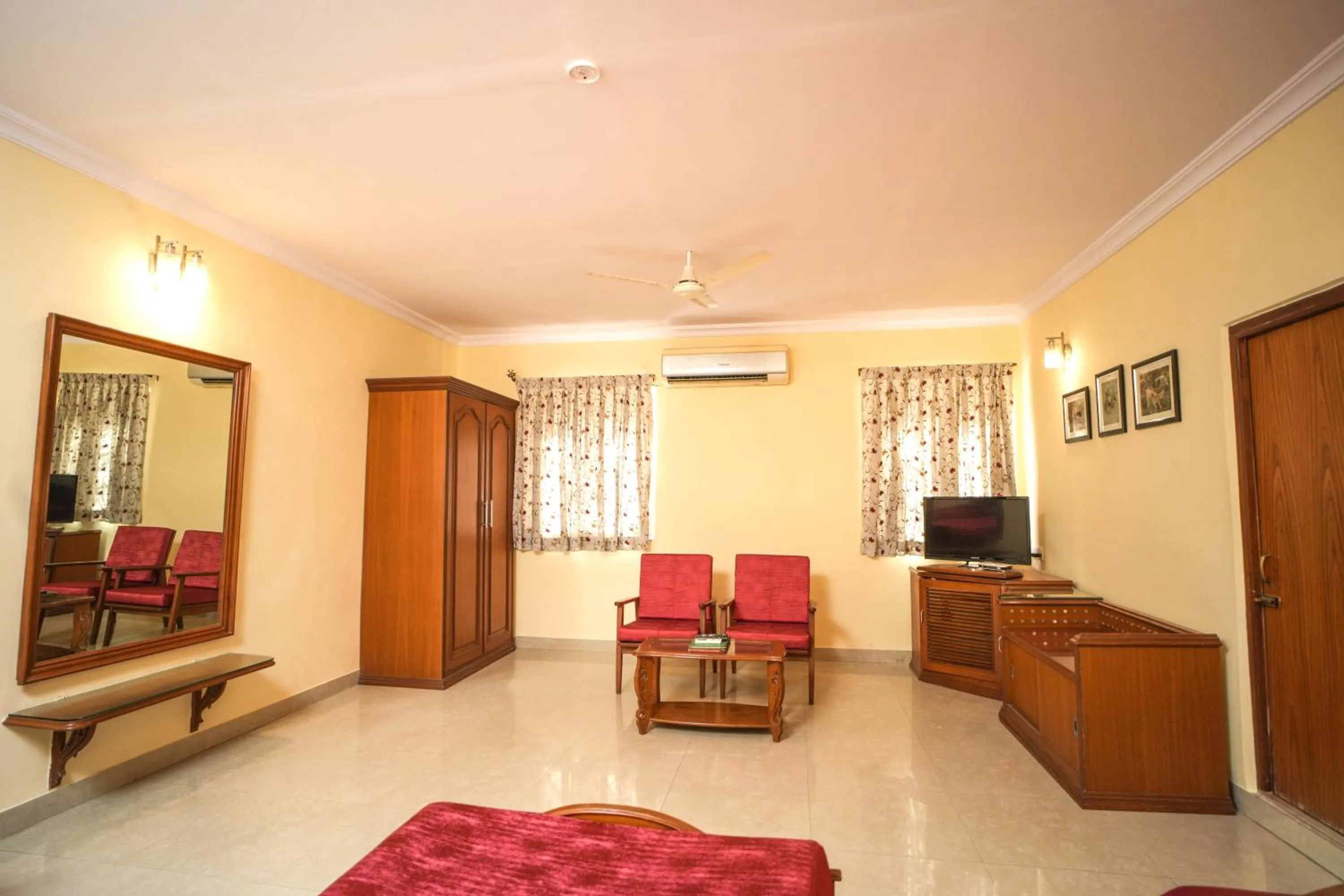 TV and multimedia in Nilambag Palace Hotel