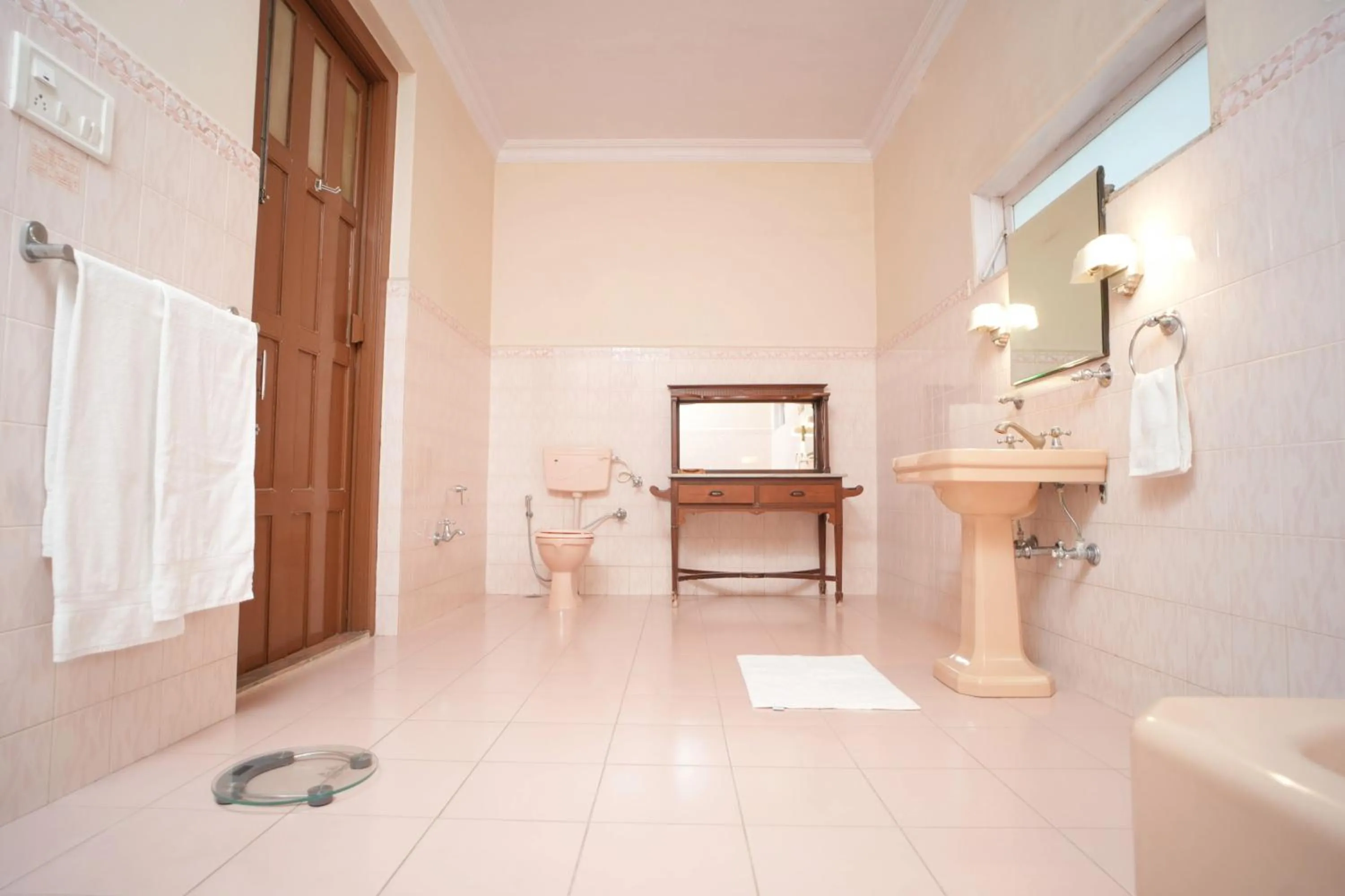 Shower in Nilambag Palace Hotel