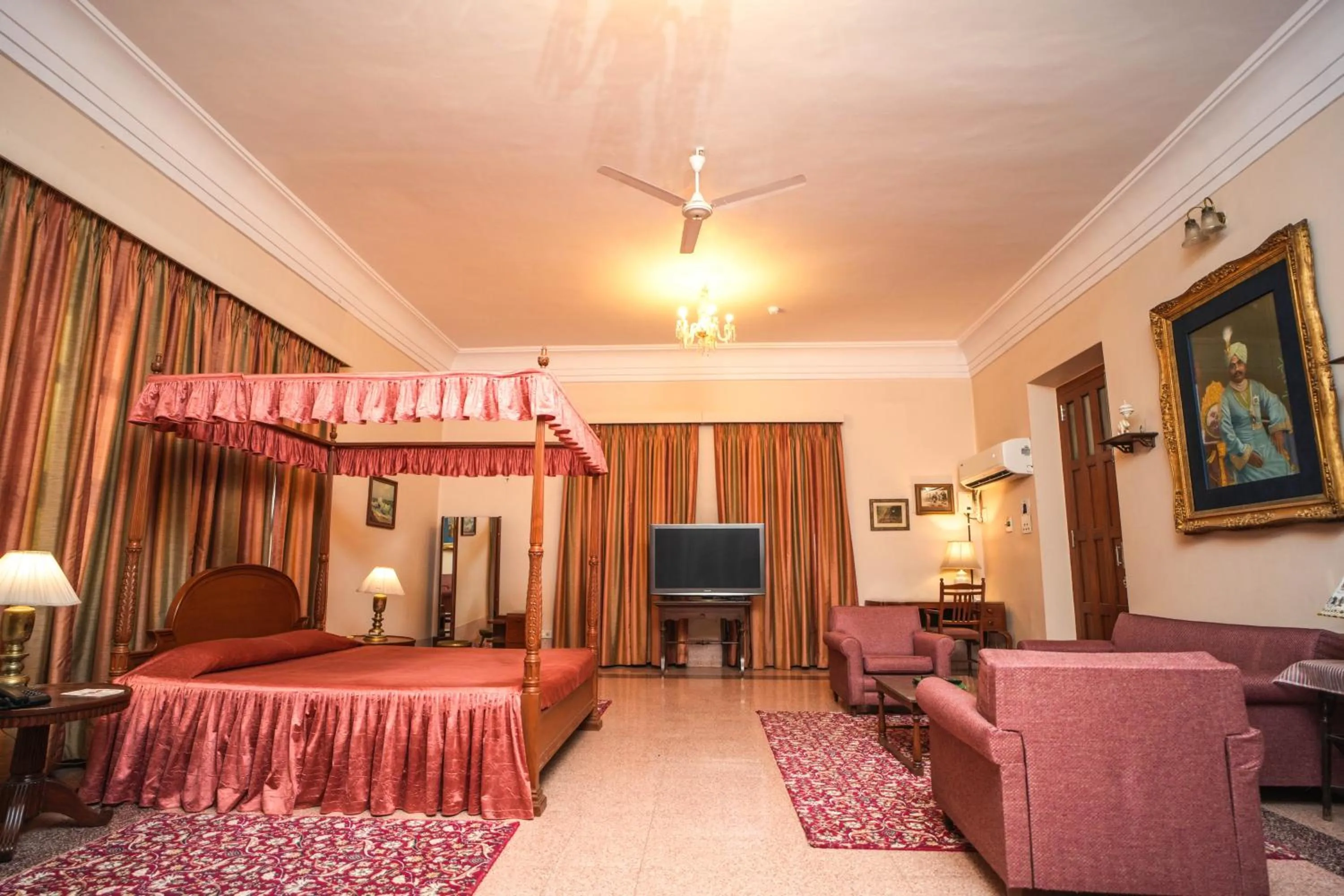 Bed in Nilambag Palace Hotel