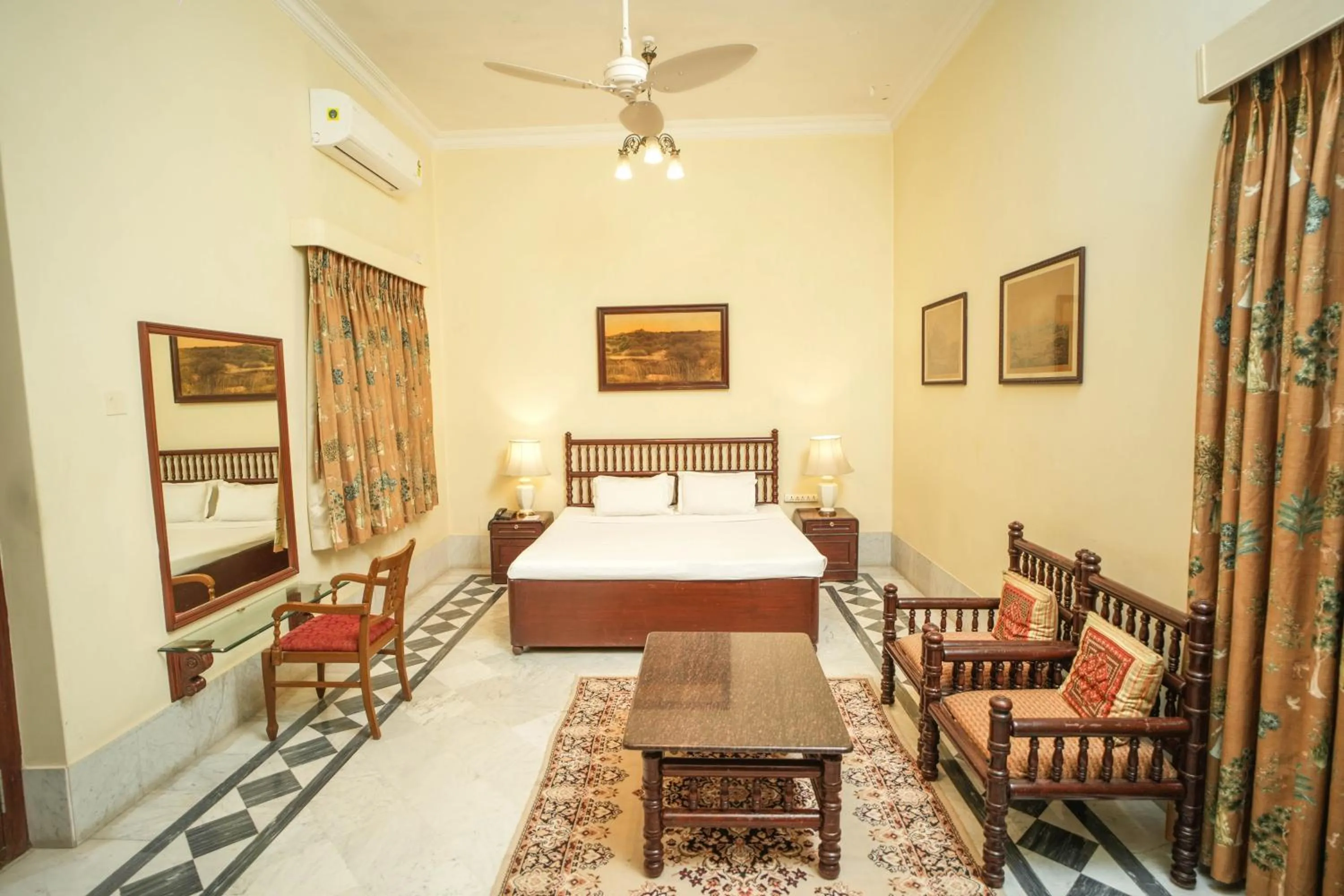 Bed in Nilambag Palace Hotel