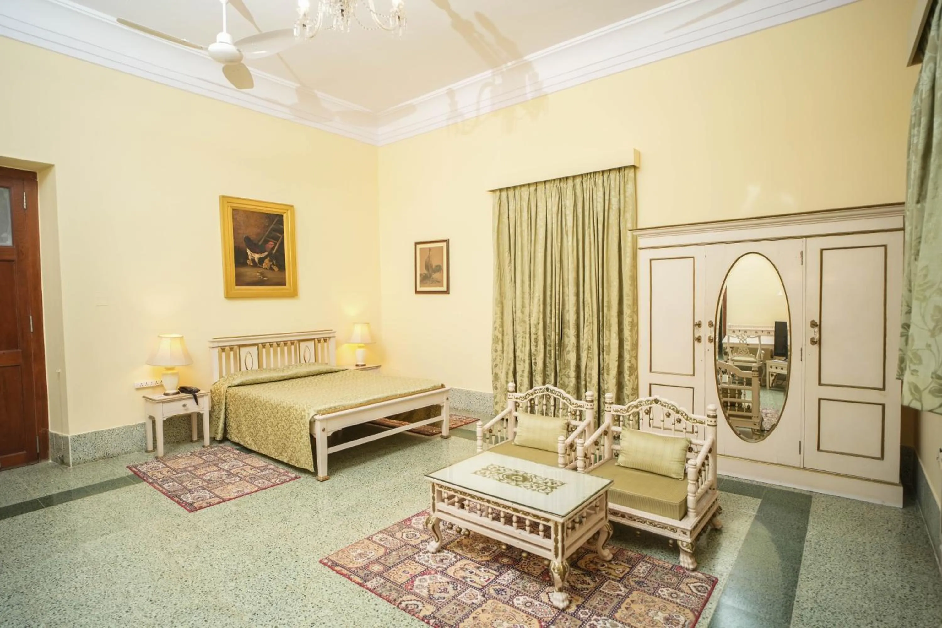 Bed in Nilambag Palace Hotel