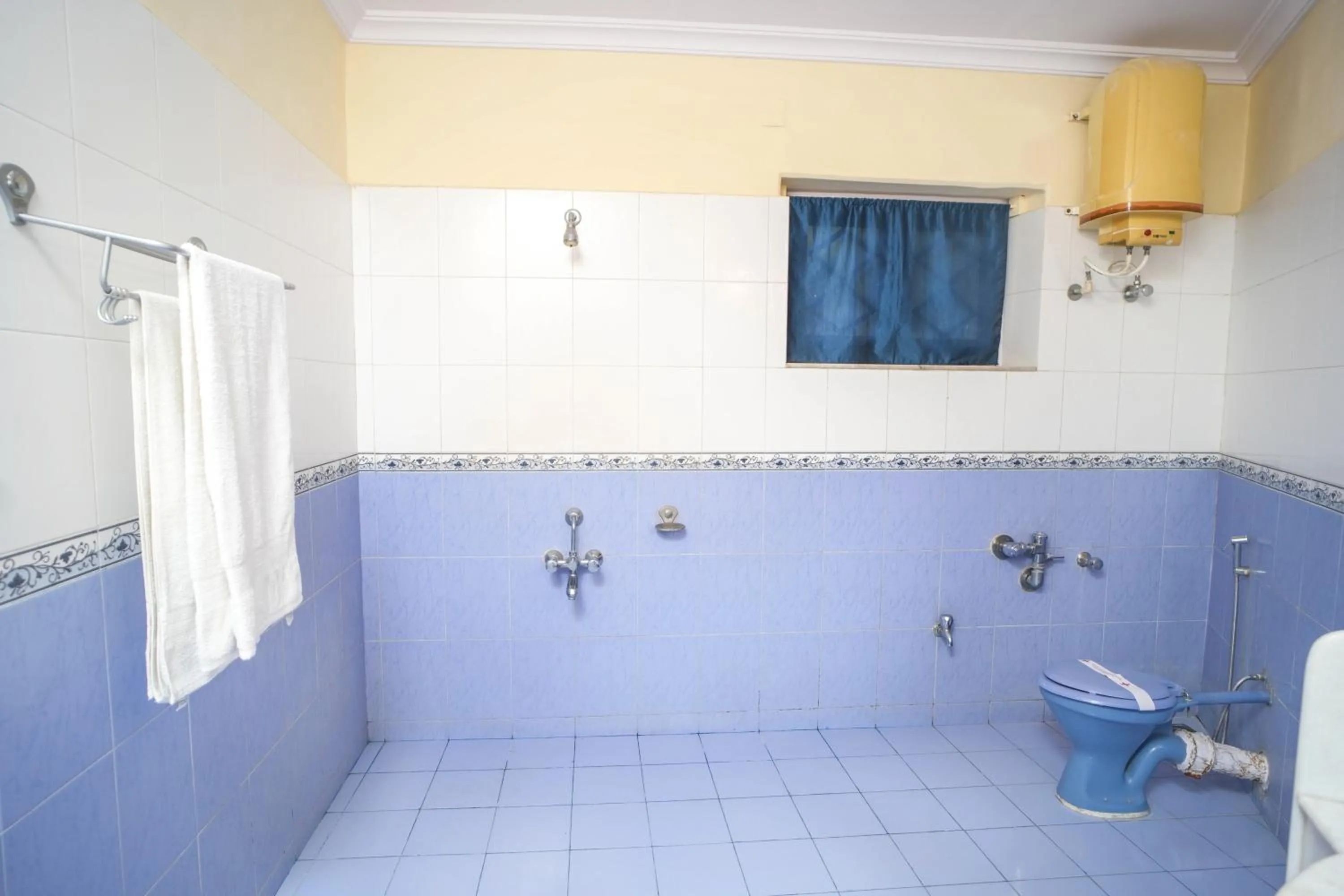 Shower in Nilambag Palace Hotel