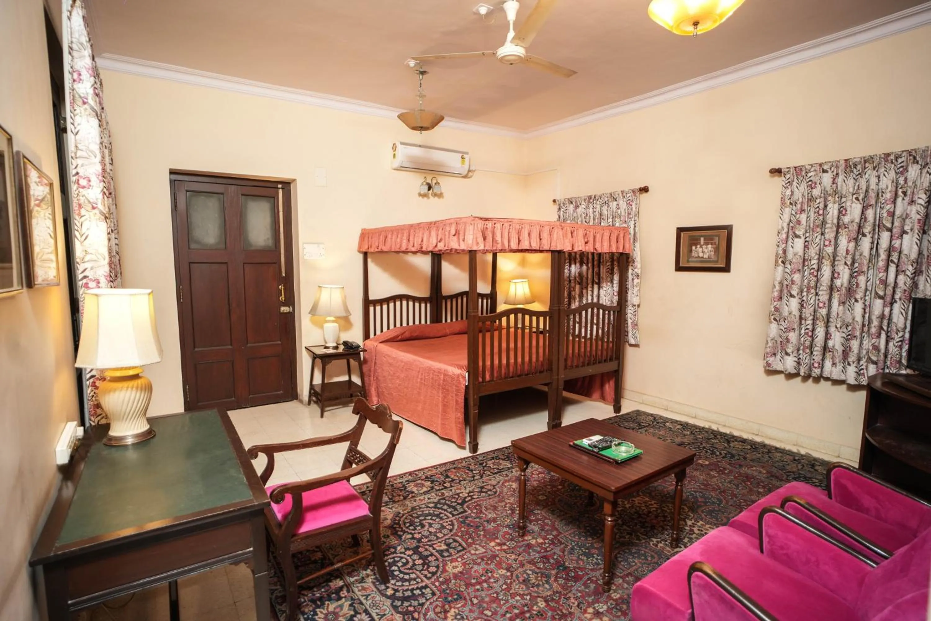 Bed in Nilambag Palace Hotel