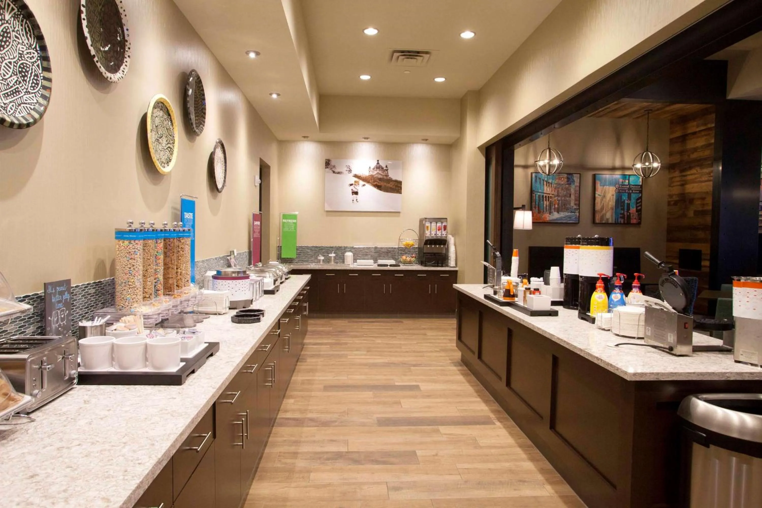 Breakfast in Hampton Inn & Suites St. Paul Downtown