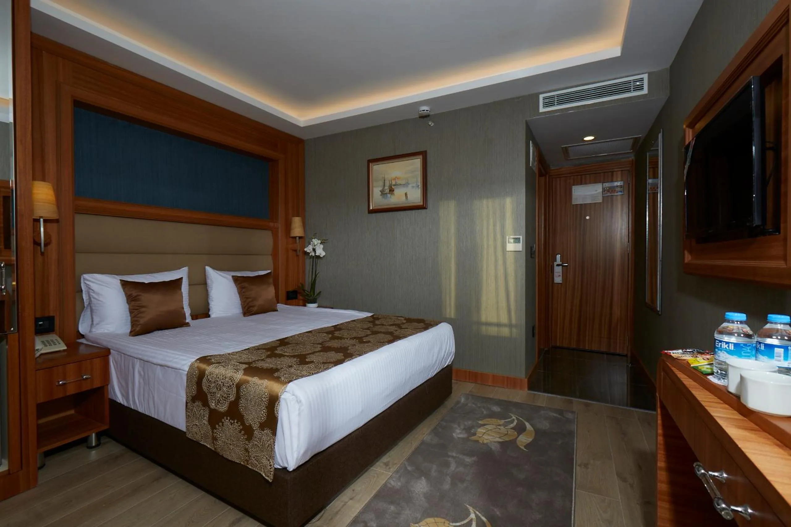 Photo of the whole room, Bed in Ilkbal Deluxe Hotel &Spa Istanbul