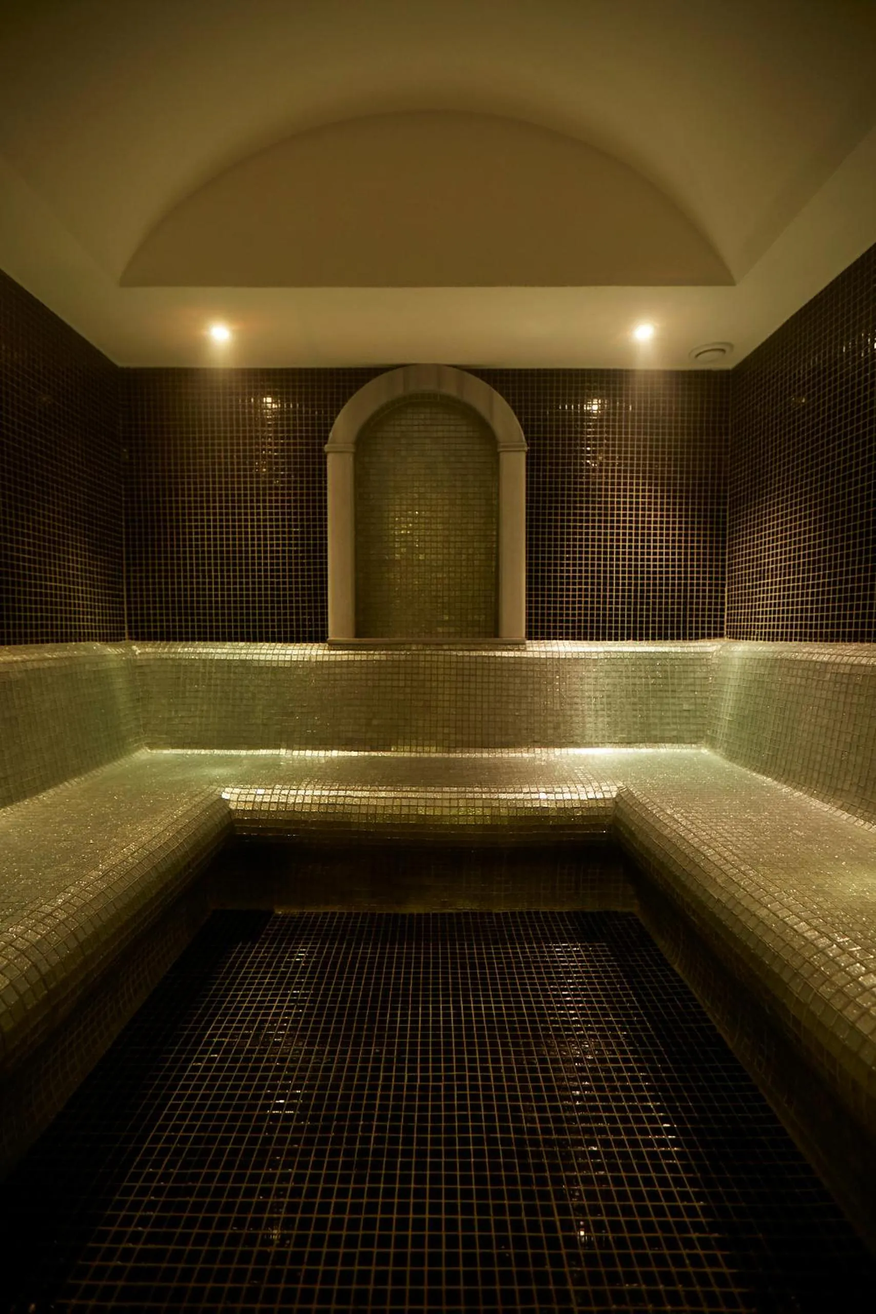 Hot Tub in Ilkbal Deluxe Hotel &Spa Istanbul