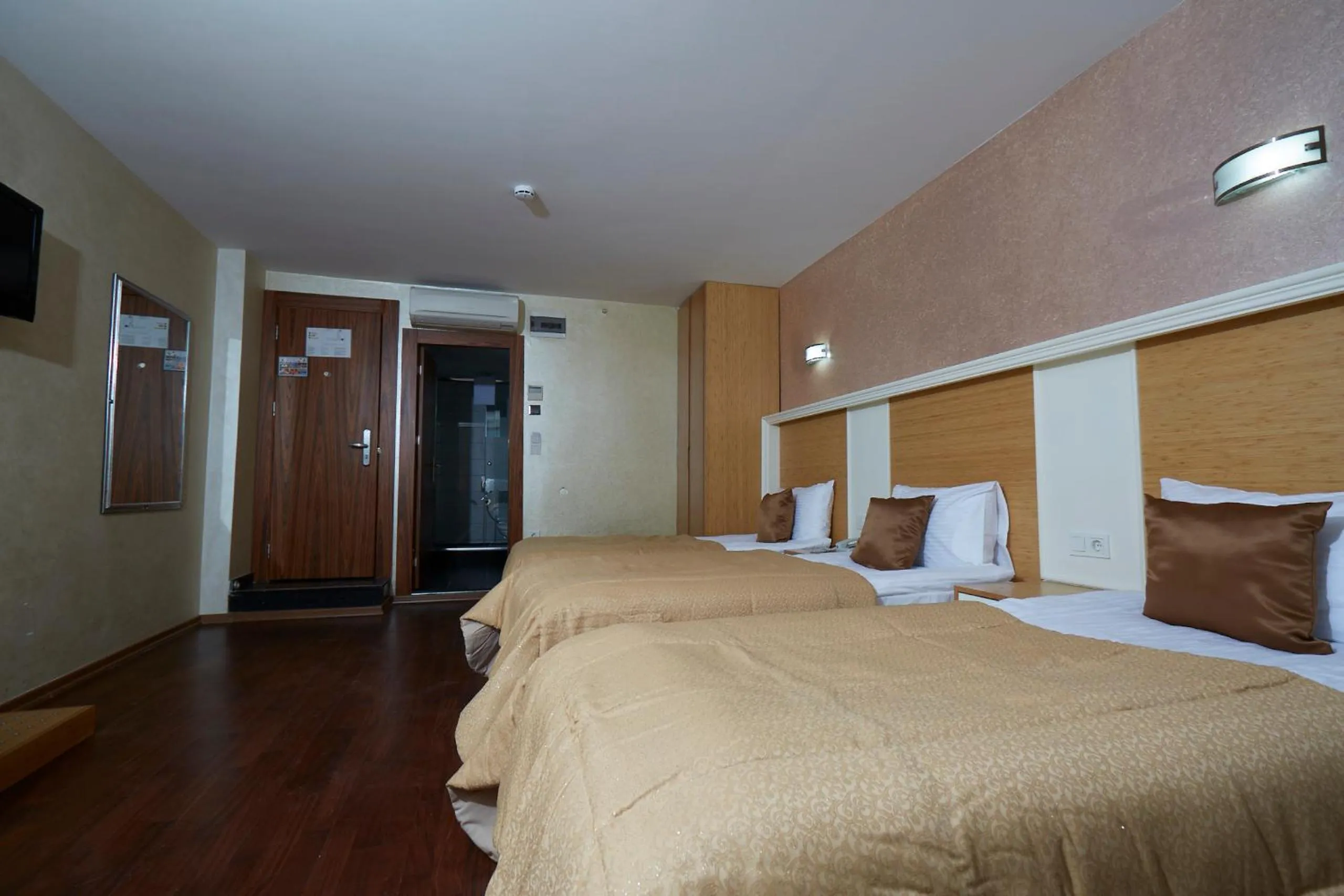 Shower, Bed in Ilkbal Deluxe Hotel &Spa Istanbul