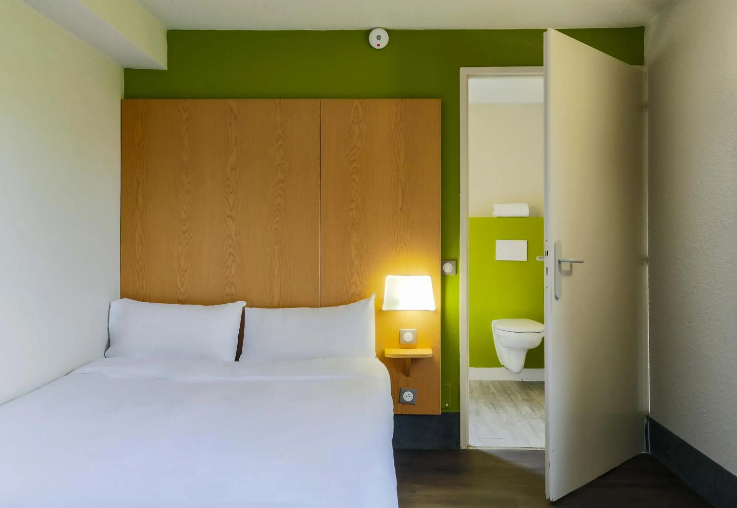 Bedroom, Bed in B&B HOTEL Verdun