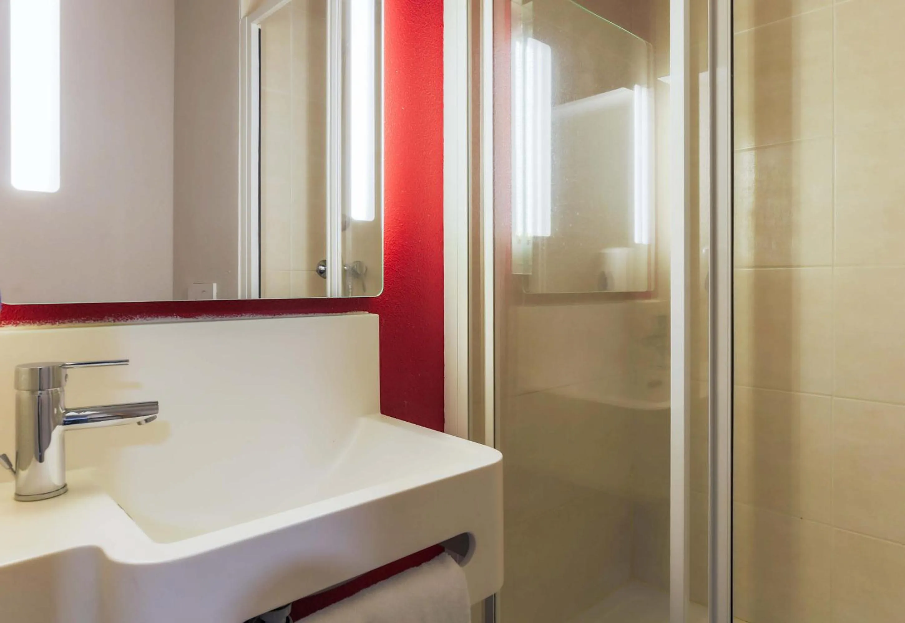 Bathroom in B&B HOTEL Verdun