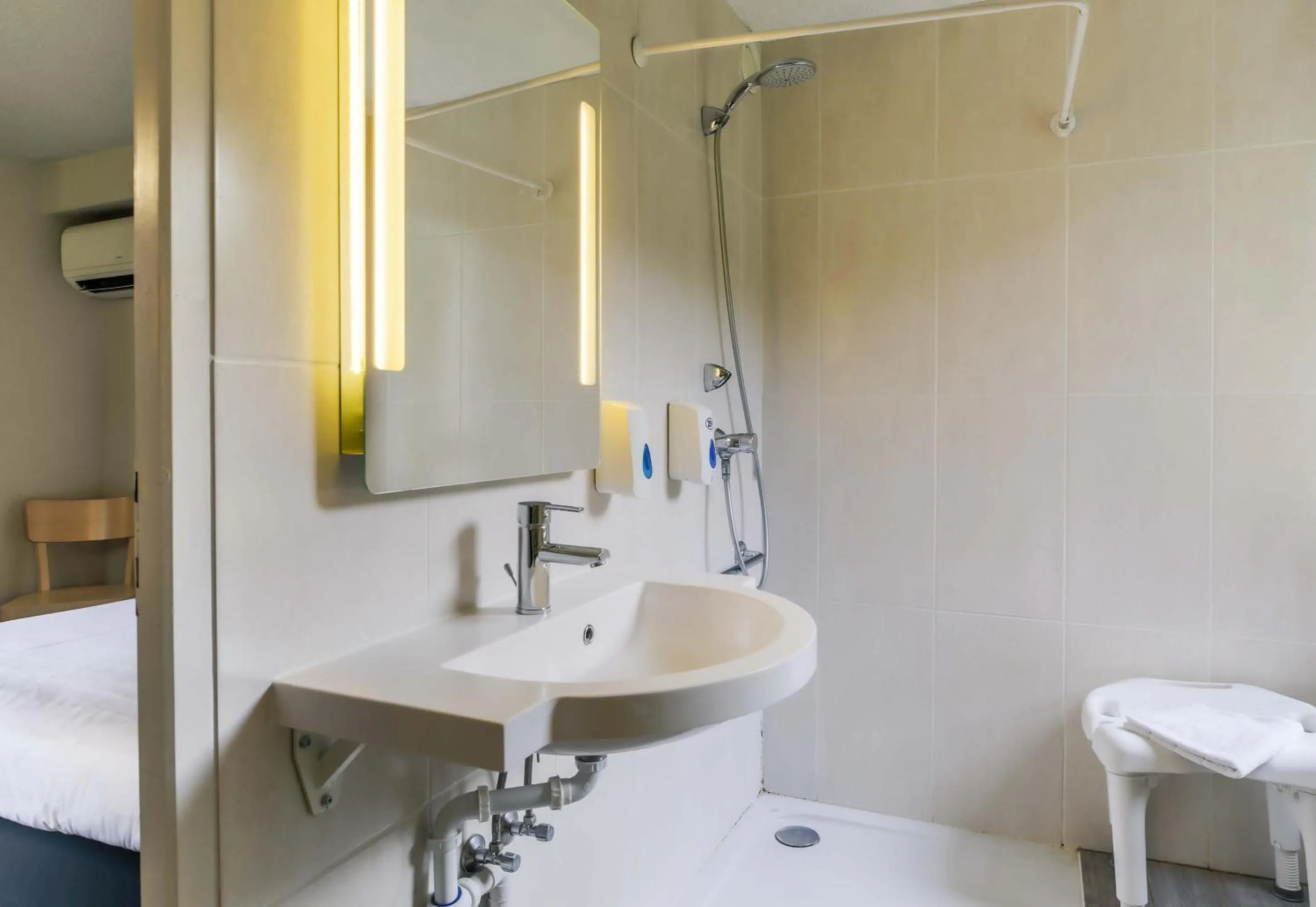 Bathroom in B&B HOTEL Verdun