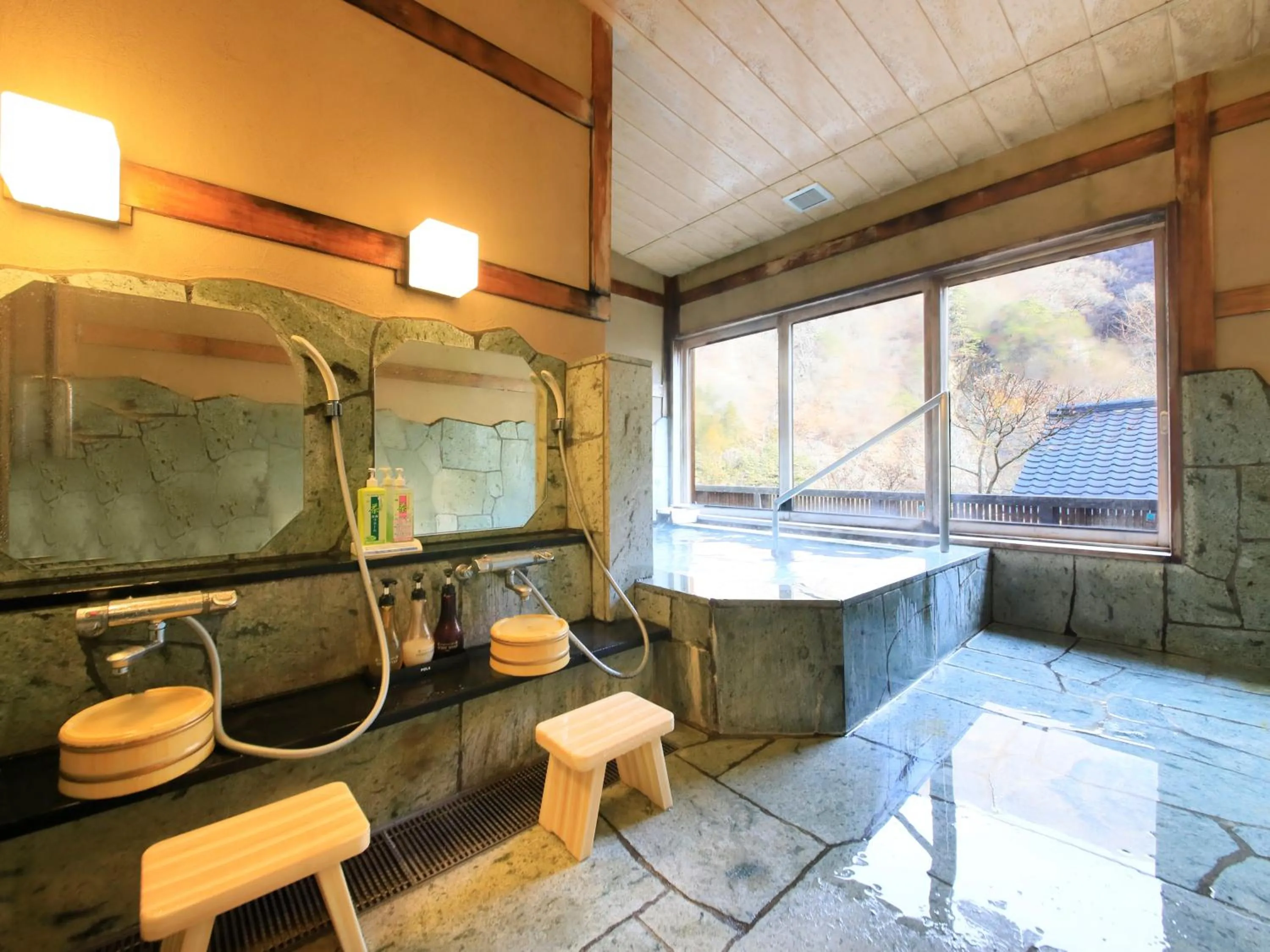 Hot Spring Bath in Ginshotei Awashima