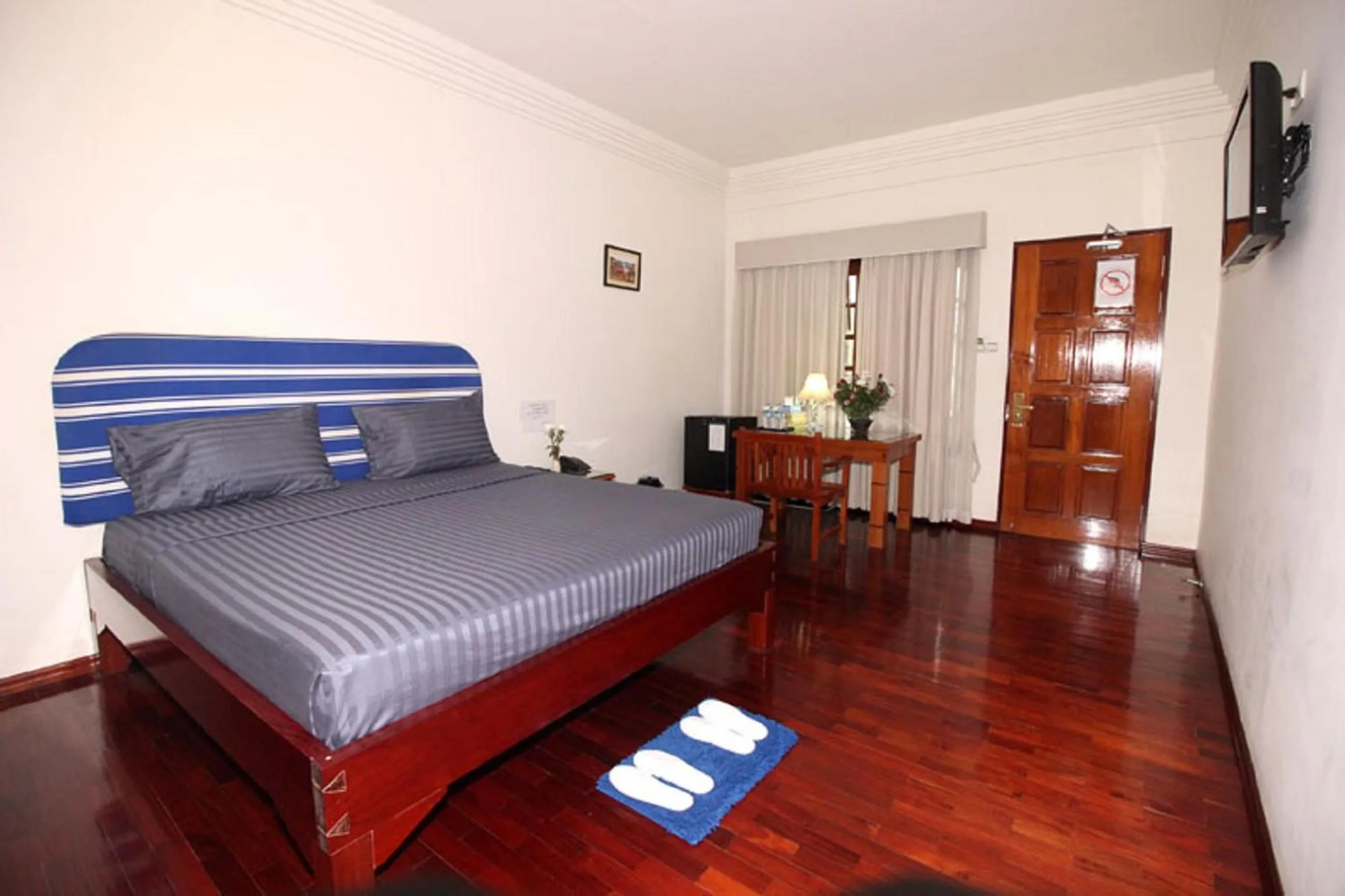 Photo of the whole room, Bed in Myanmar Life Hotel