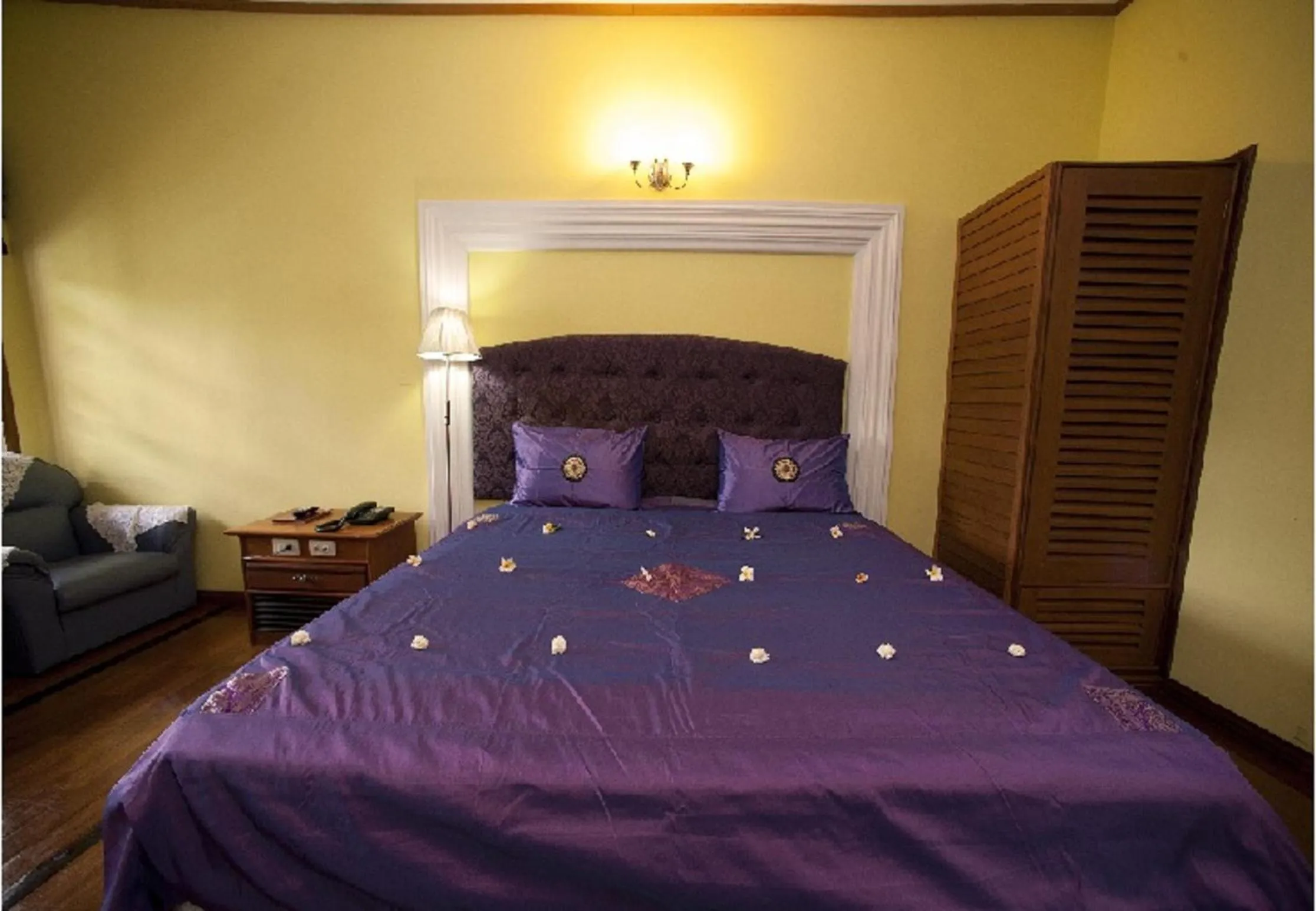 Photo of the whole room, Bed in Myanmar Life Hotel