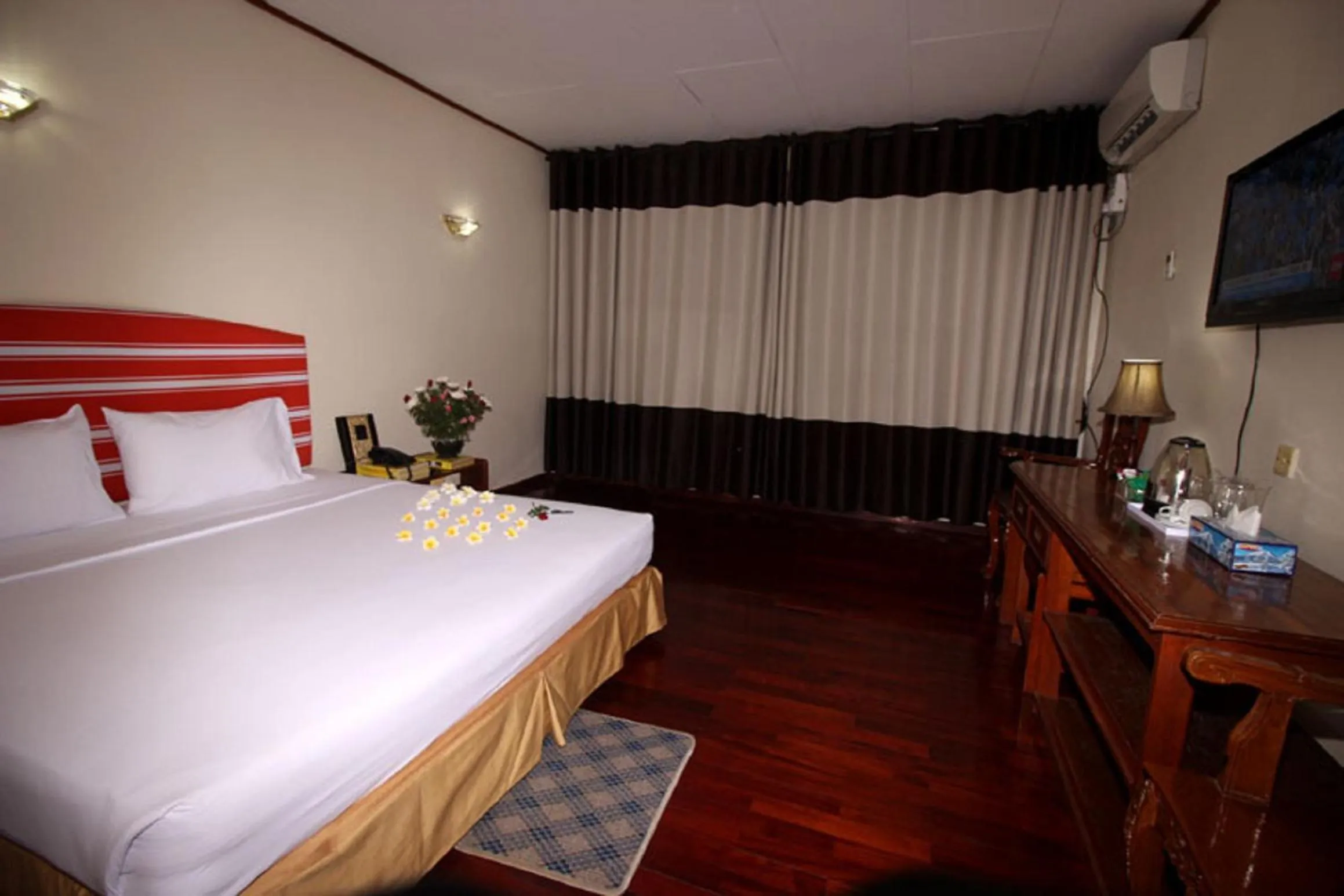 Photo of the whole room, Bed in Myanmar Life Hotel
