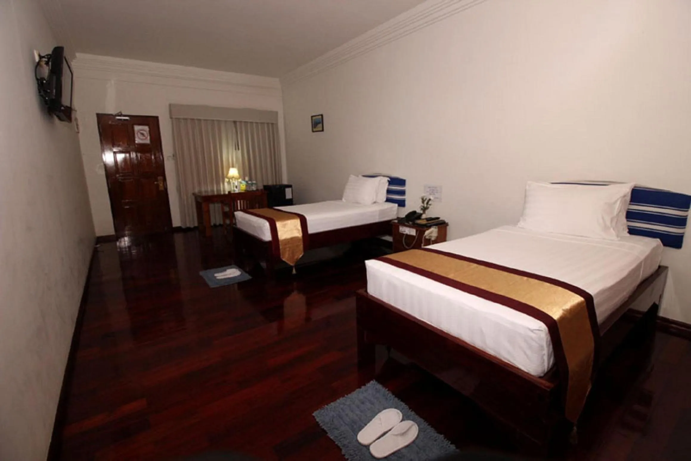 Photo of the whole room, Bed in Myanmar Life Hotel