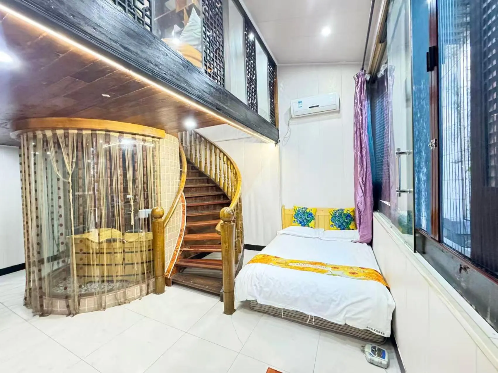 Bed in Shaoxing Laotaimen Luxun Native Place Youth Hostel