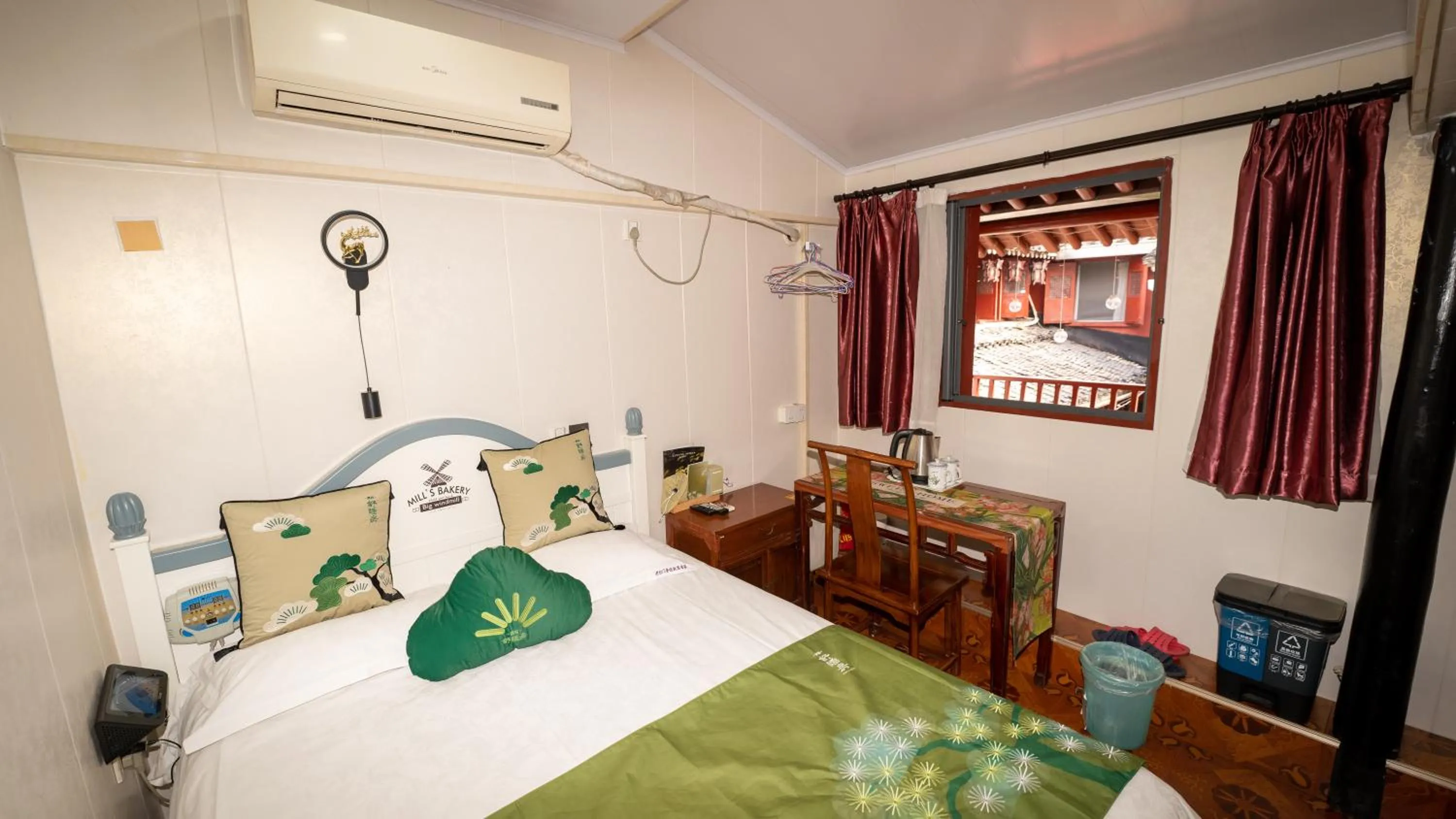 Bed in Shaoxing Laotaimen Luxun Native Place Youth Hostel