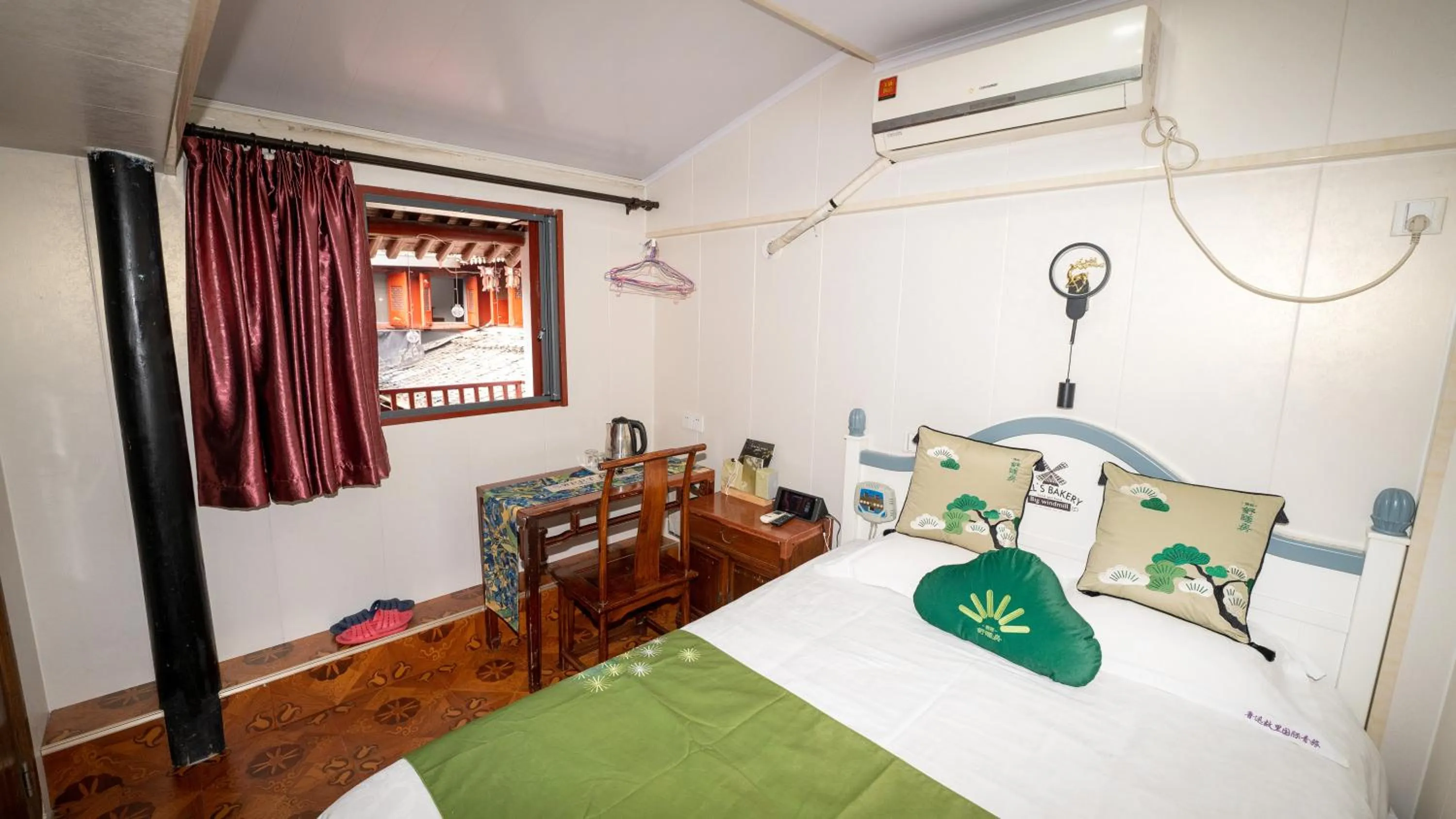 Bed in Shaoxing Laotaimen Luxun Native Place Youth Hostel