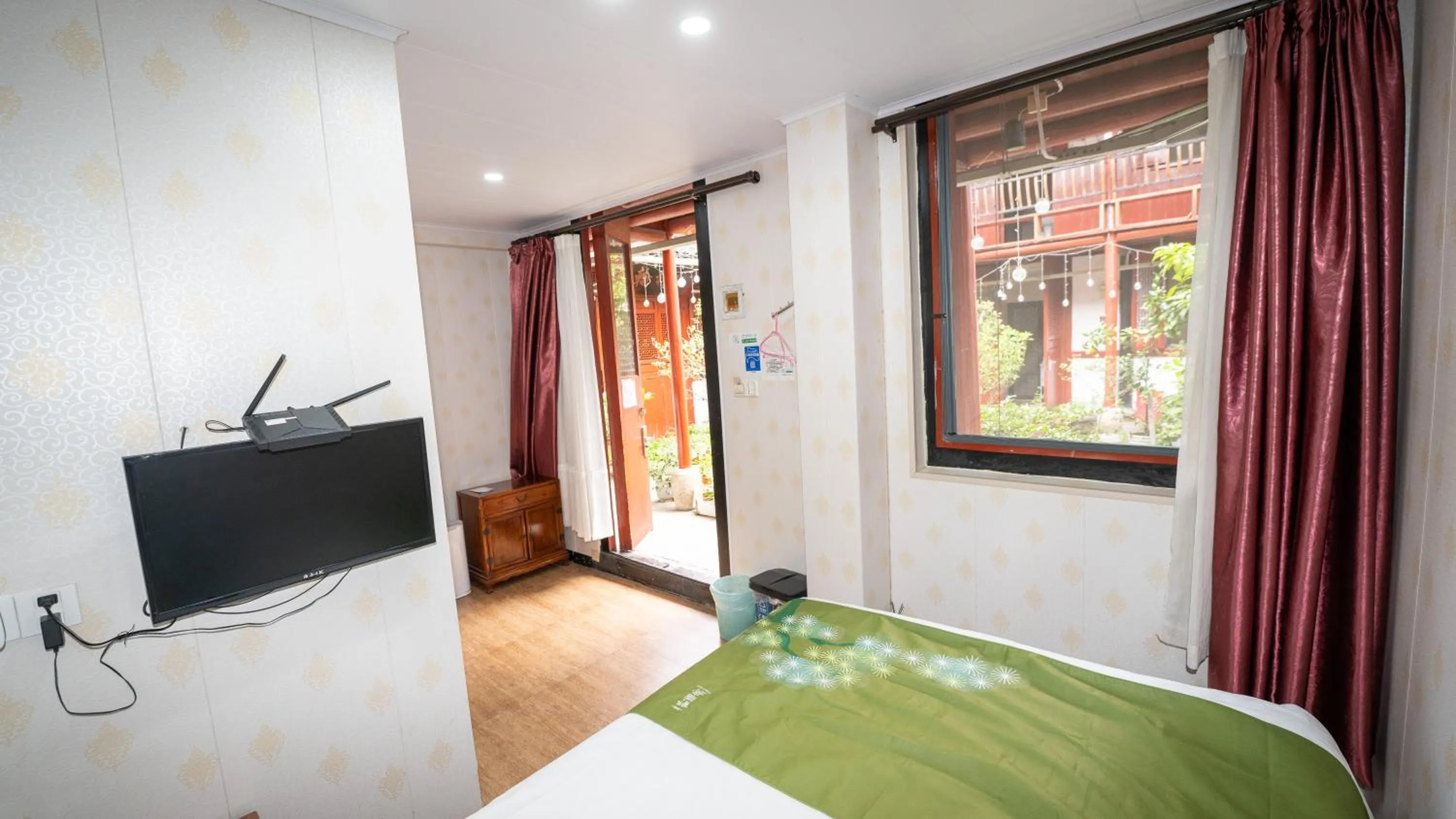 Bed in Shaoxing Laotaimen Luxun Native Place Youth Hostel