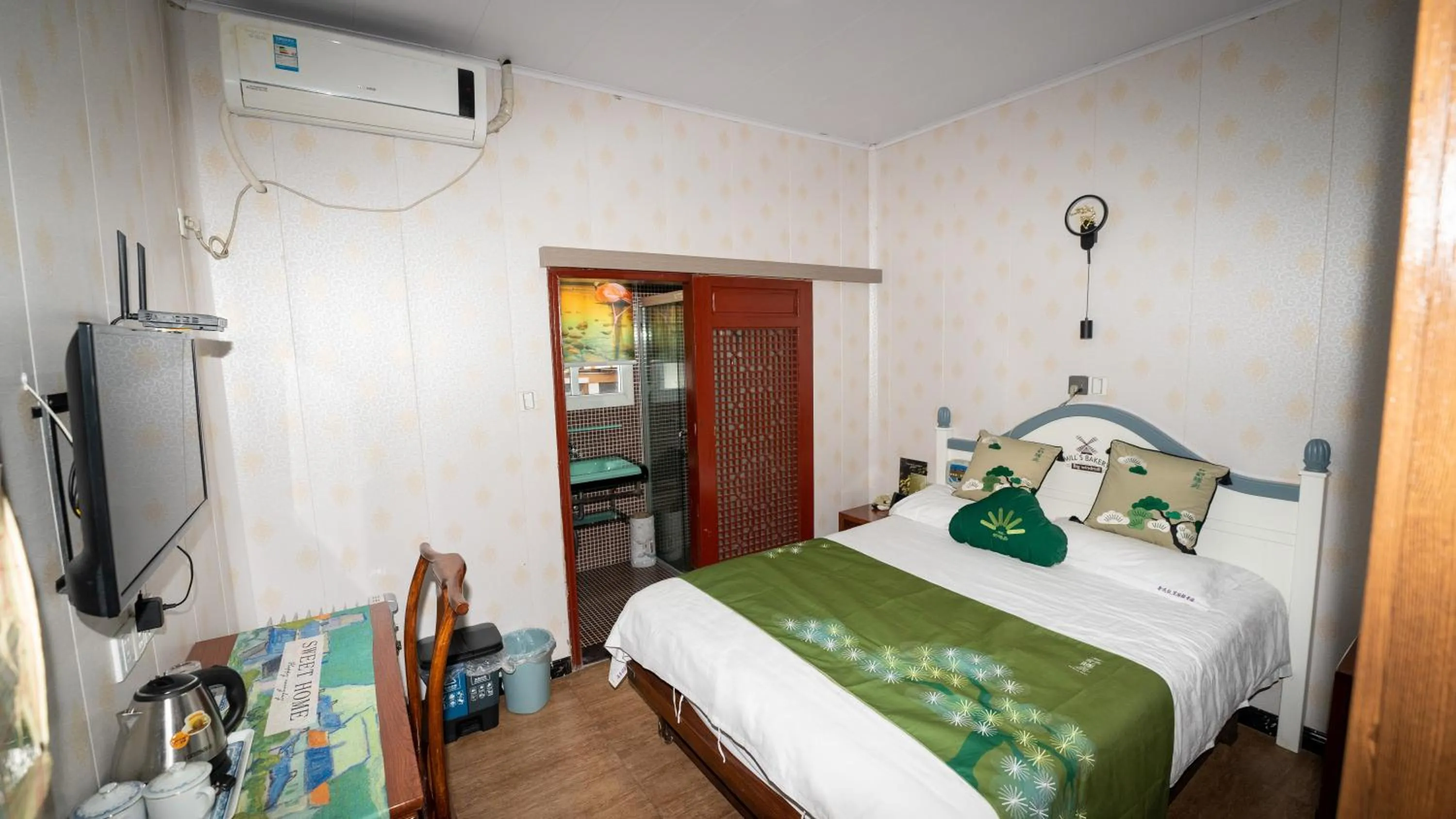 Bed in Shaoxing Laotaimen Luxun Native Place Youth Hostel