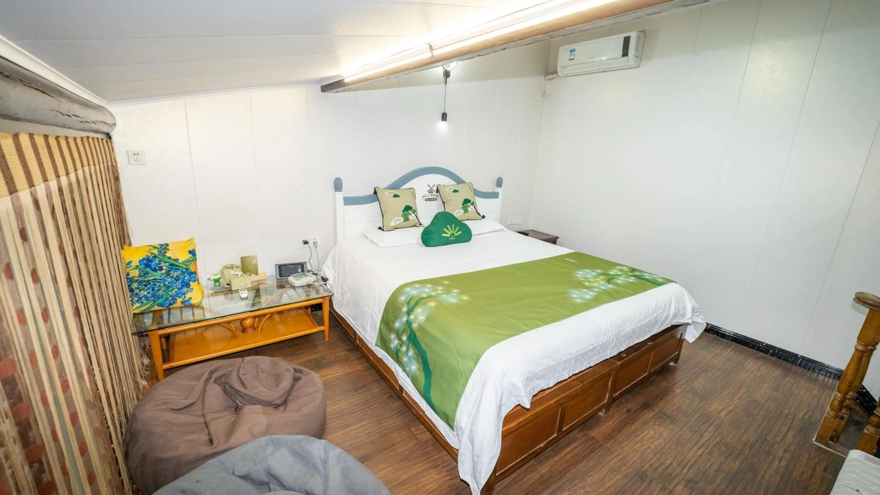 Bed in Shaoxing Laotaimen Luxun Native Place Youth Hostel