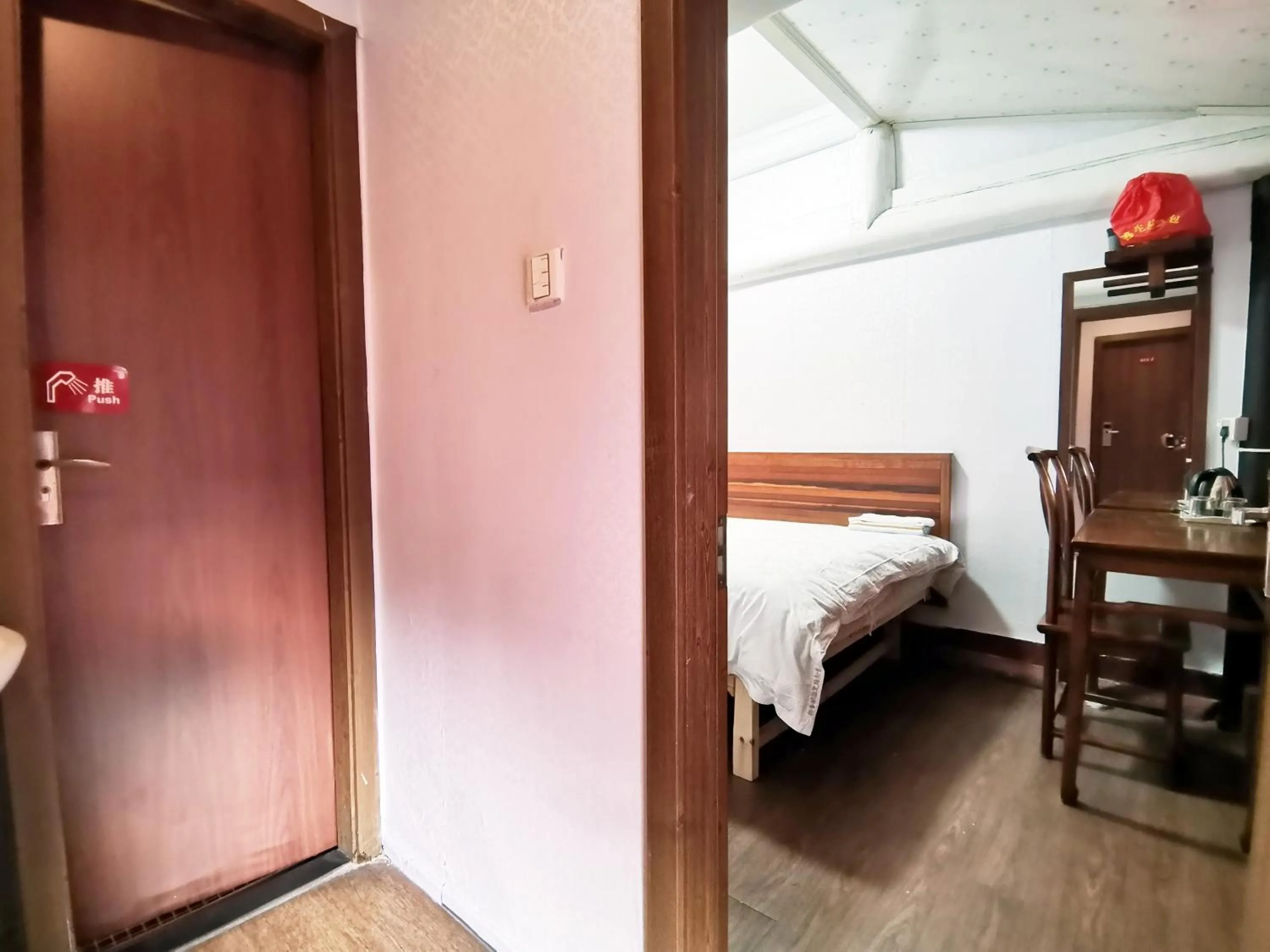 Bathroom, Bed in Shaoxing Laotaimen Luxun Native Place Youth Hostel