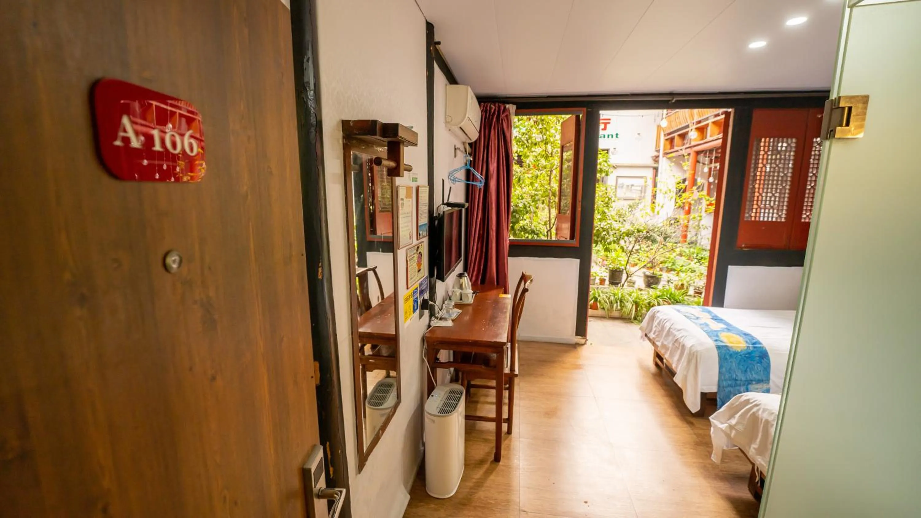 Bed in Shaoxing Laotaimen Luxun Native Place Youth Hostel