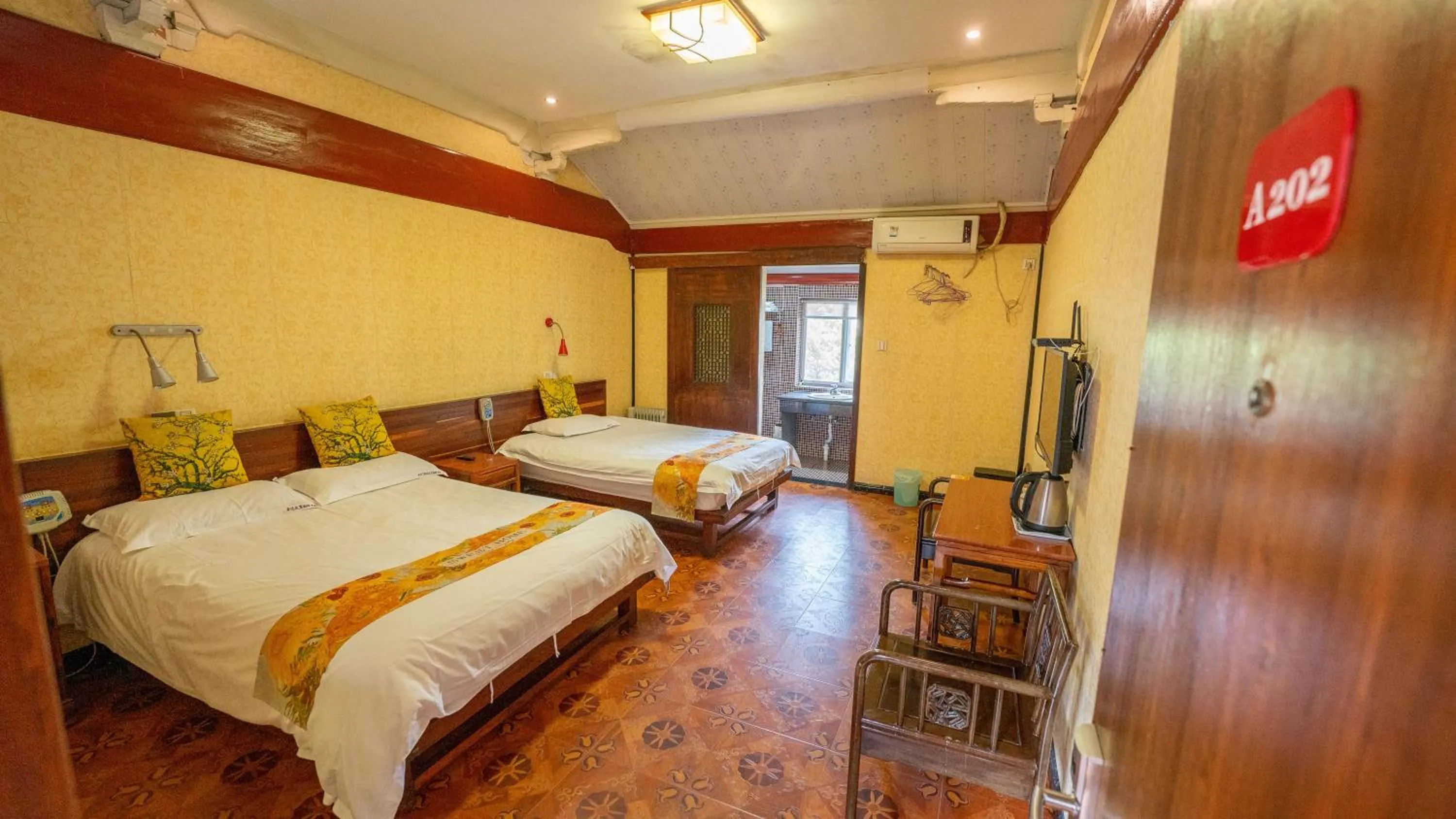 Bed in Shaoxing Laotaimen Luxun Native Place Youth Hostel