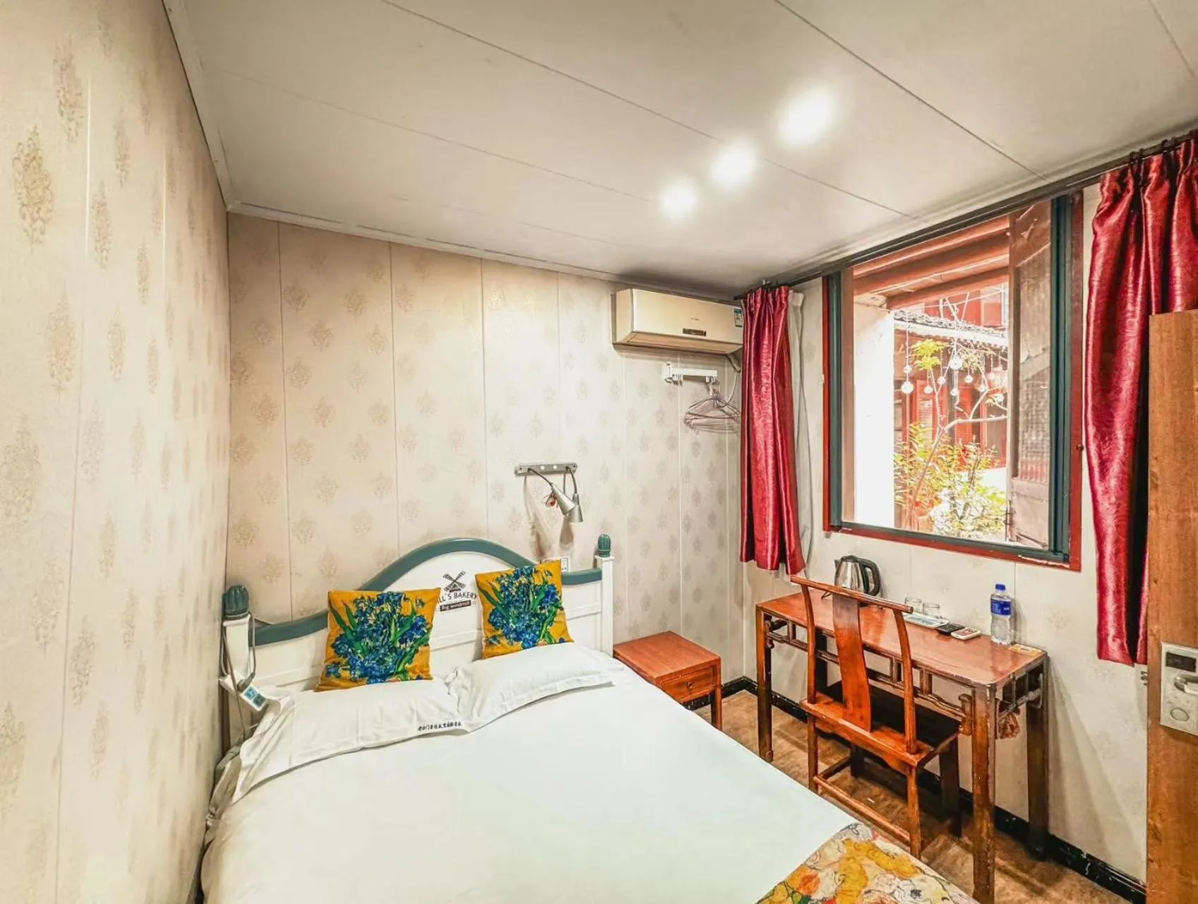 Bed in Shaoxing Laotaimen Luxun Native Place Youth Hostel