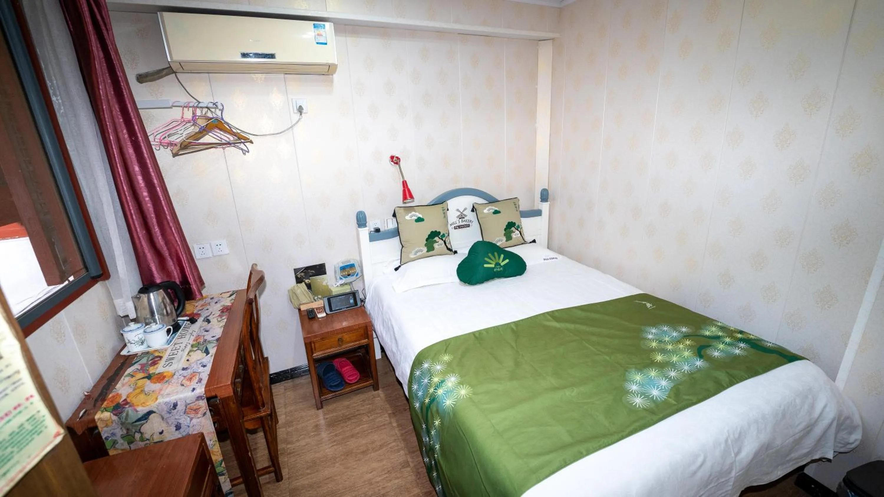 Bed in Shaoxing Laotaimen Luxun Native Place Youth Hostel