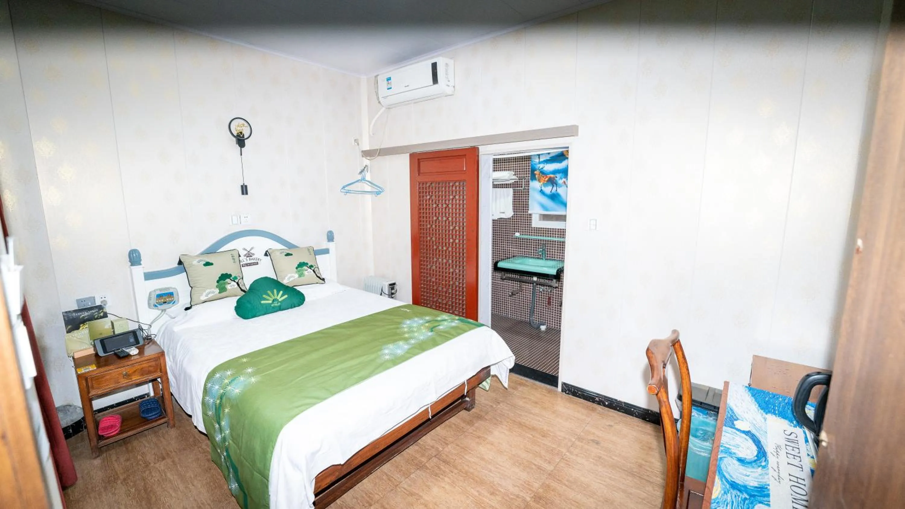 Bed in Shaoxing Laotaimen Luxun Native Place Youth Hostel