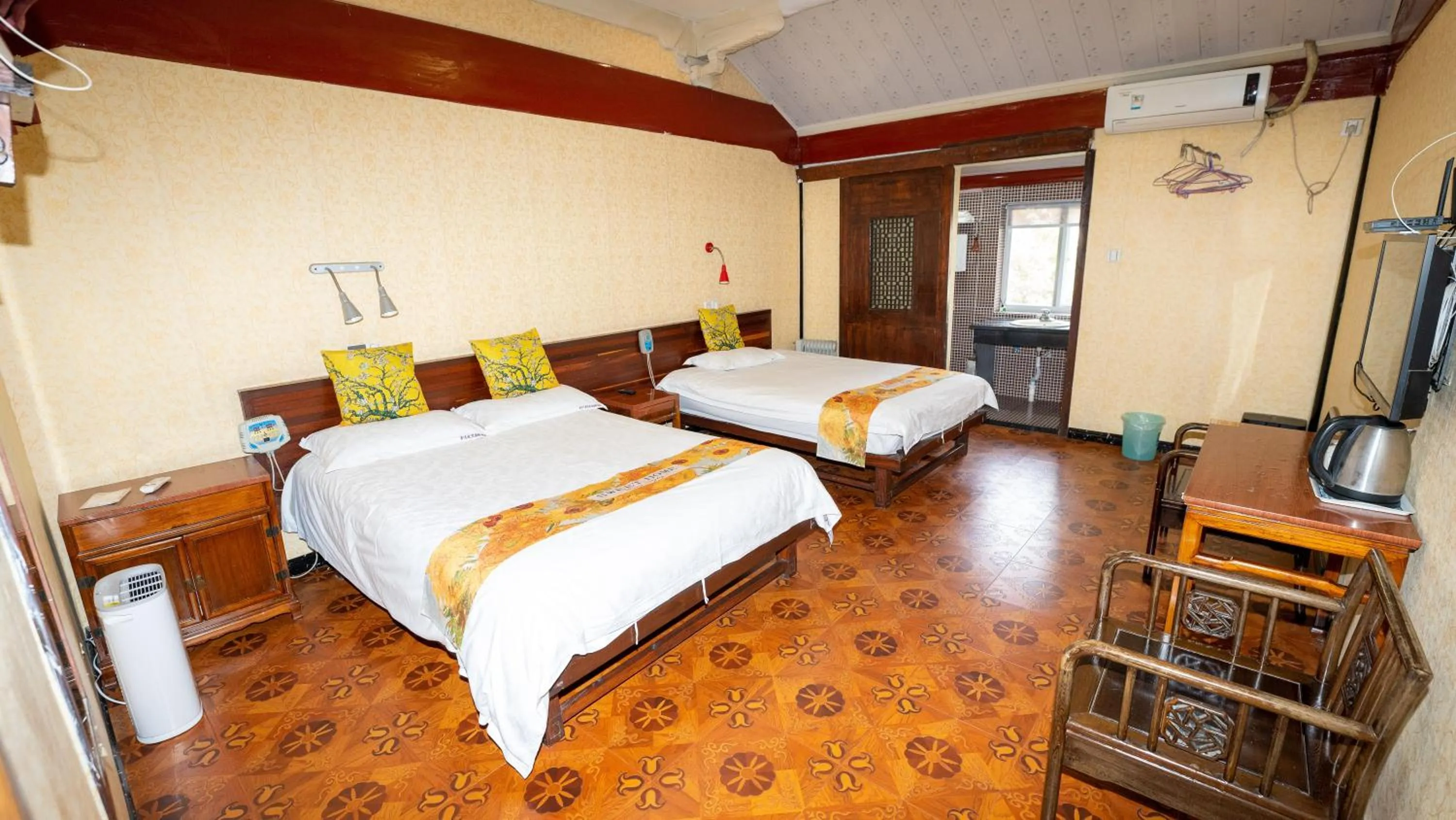 Bed in Shaoxing Laotaimen Luxun Native Place Youth Hostel