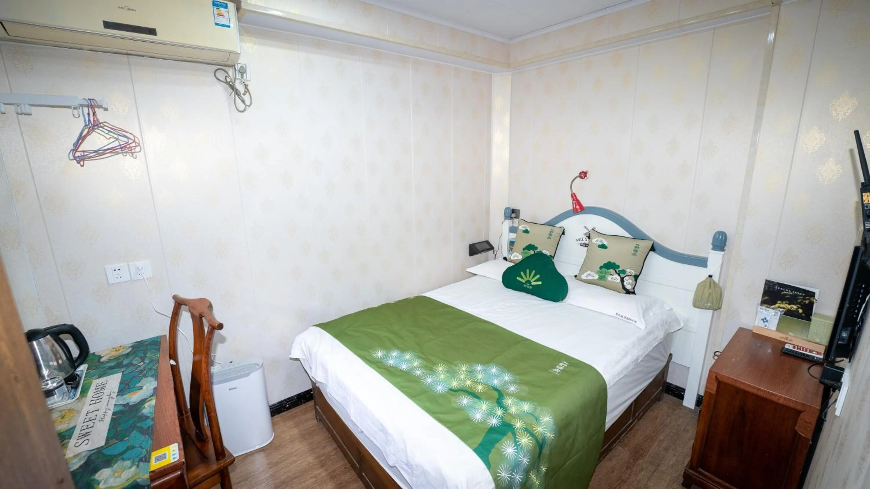 Bed in Shaoxing Laotaimen Luxun Native Place Youth Hostel