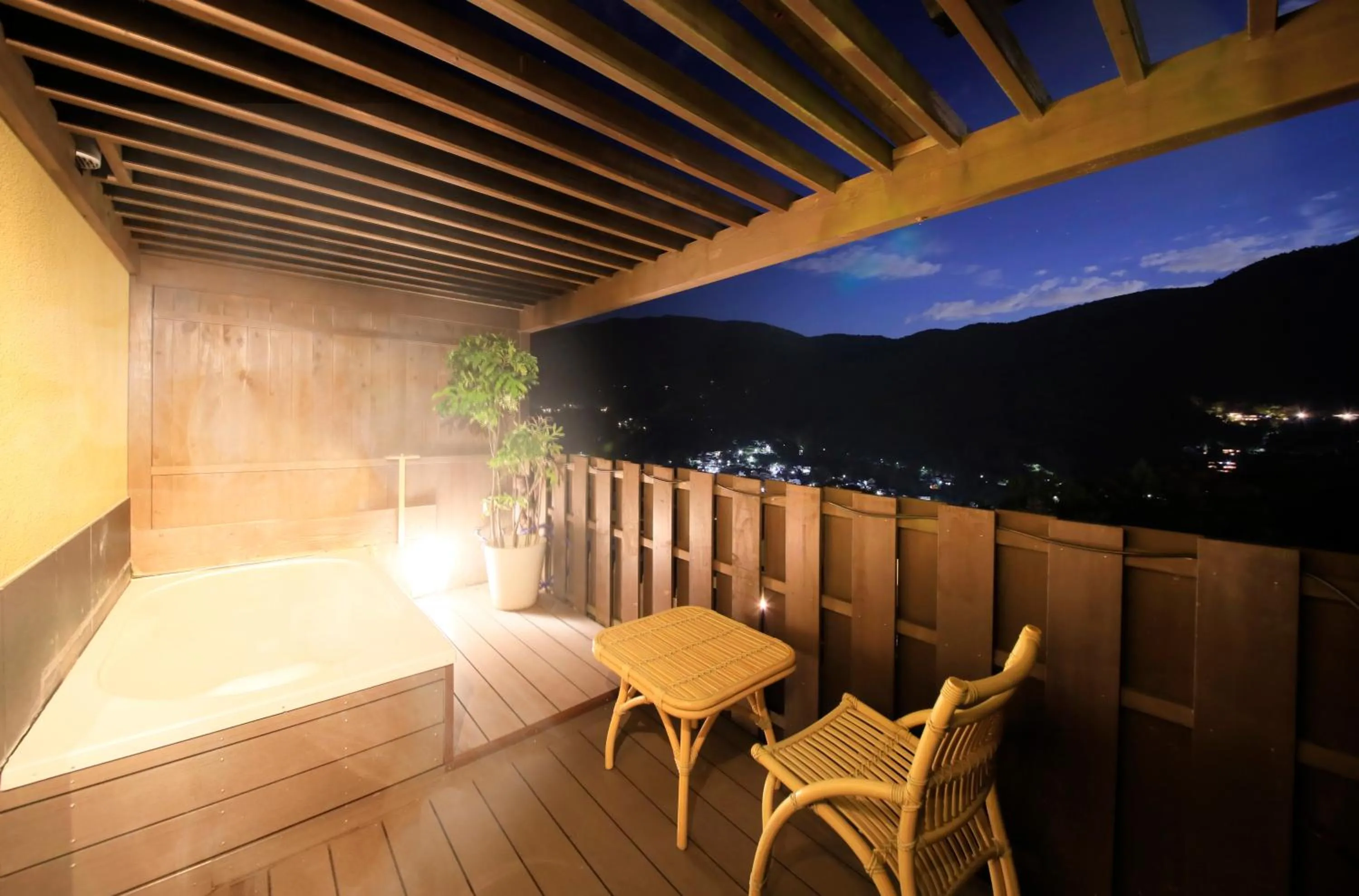 Night in Tensui Saryo