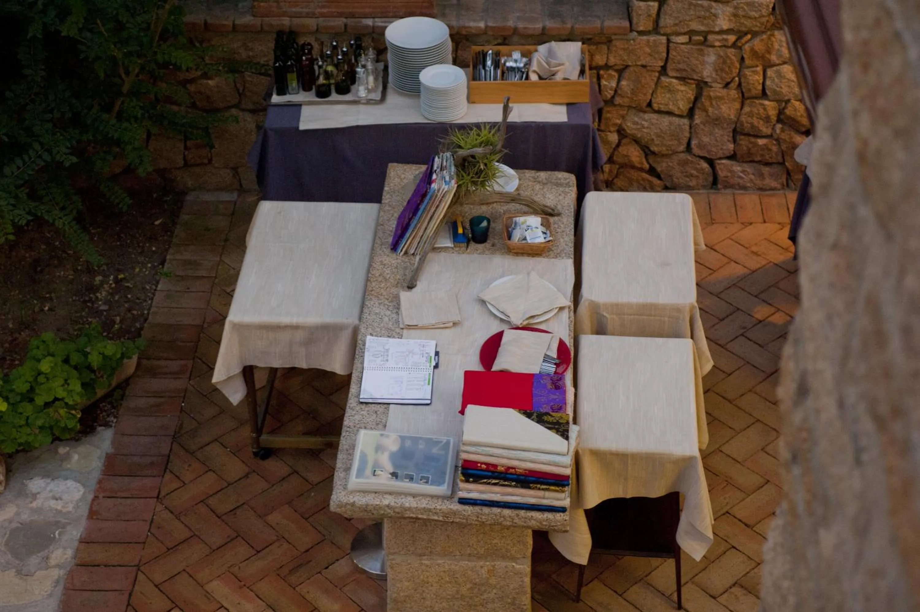 Restaurant/places to eat in Nascar Hotel