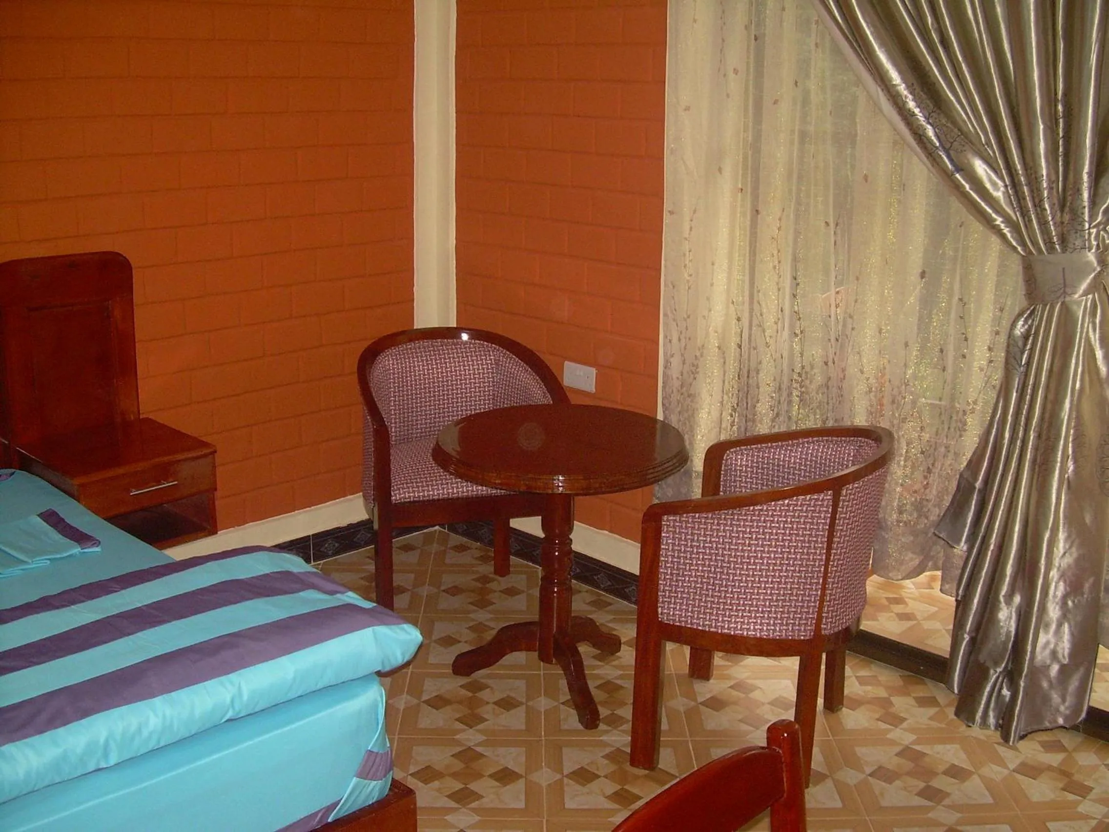 Seating area, Bed in Kakakuona Resort