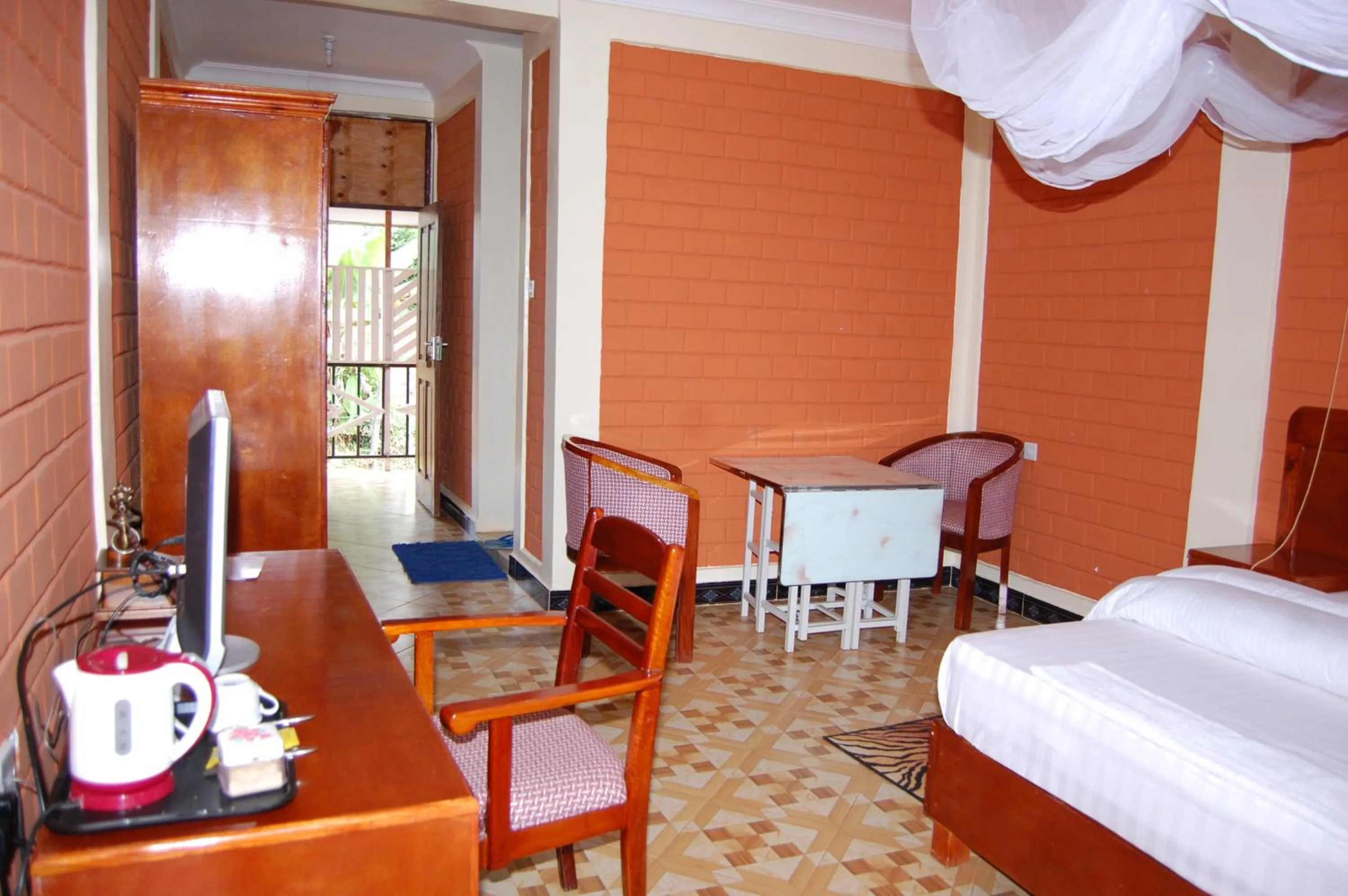 Seating area, Bed in Kakakuona Resort