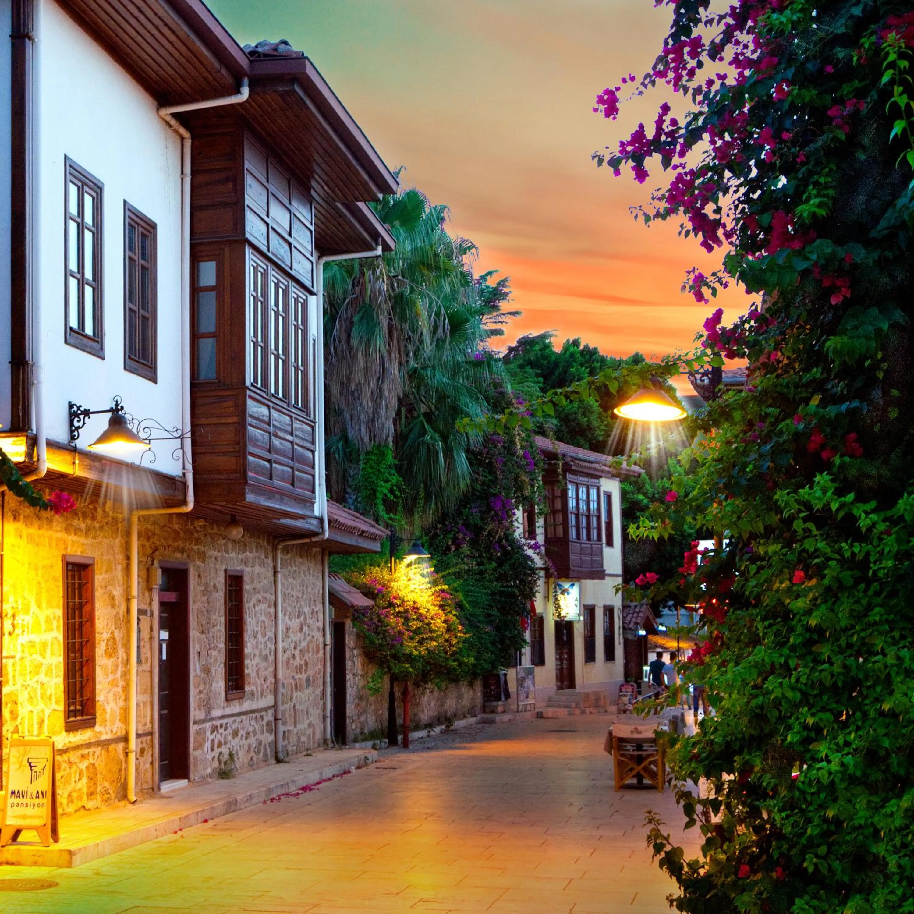 Evening entertainment in Hotel Royal Hill